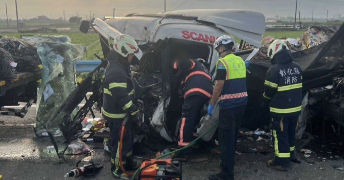 聯結車高速追撞前方正在停等紅燈的大貨車，駕駛受困在變形的車內。（圖／東森新聞）