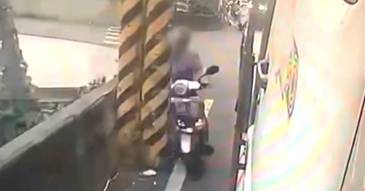 機車騎士被一旁護欄和大貨車夾擊，朝前方電線桿撞上去。（圖／東森新聞）