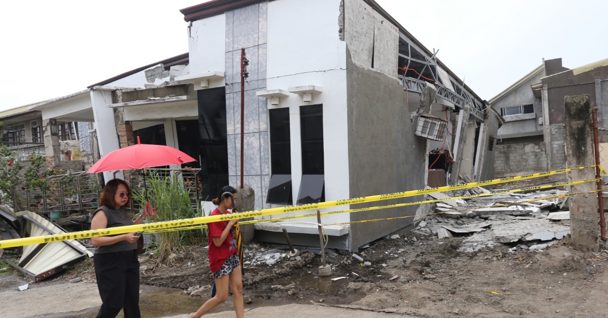 菲律賓南部民答那峨海域今天早上9點43分發生規模7.4強震。（圖／美聯社）