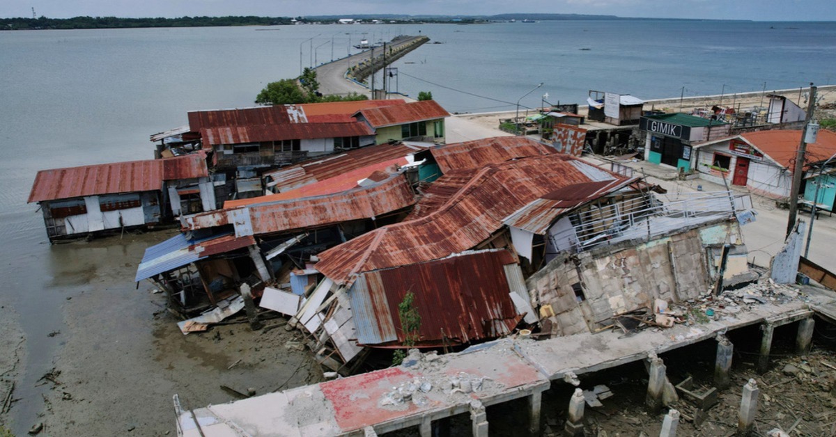菲律賓民答那峨島近海今晨發生規模7.4強震，雖對台灣無直接影響，但專家警告後續恐有規模8強震。（圖／美聯社）