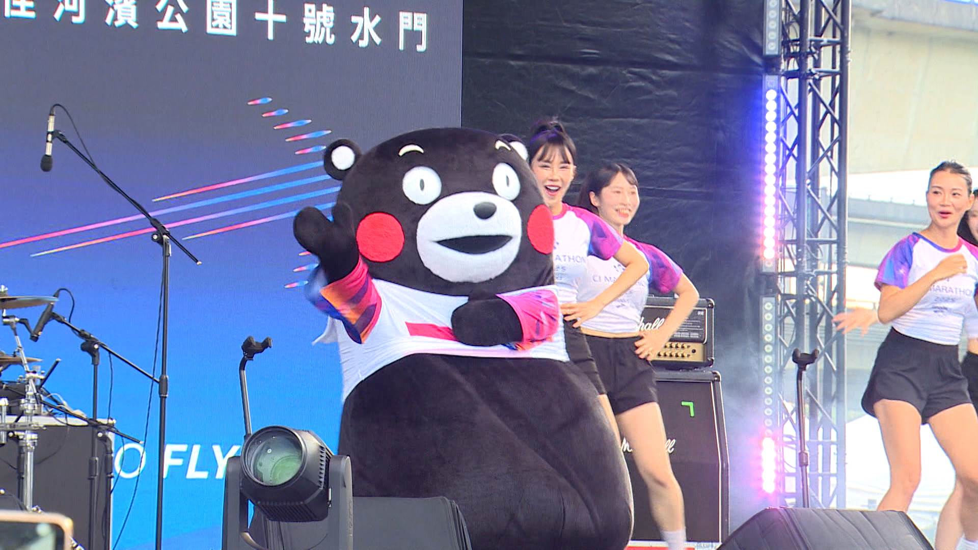 超萌熊本熊現身帶領跑者暖身操,掀起活動高潮。(圖/東森新聞)