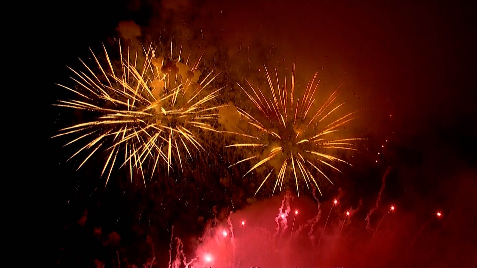 絢麗煙火照亮南投夜空，搭配音樂節奏綻放光彩，為國慶夜掀起最高潮。（圖／東森新聞提供）