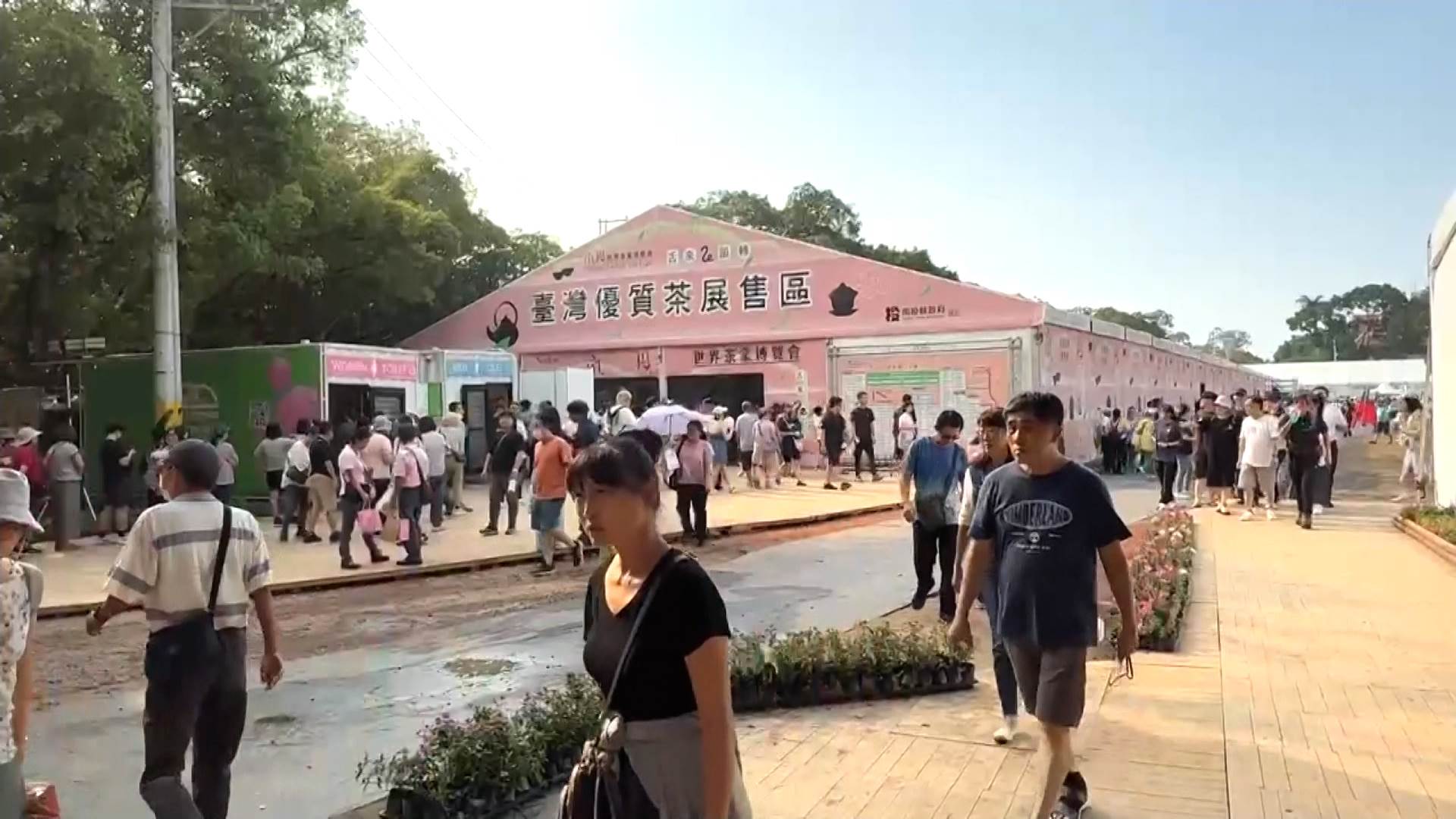 <a href='/search/tags/南投世界茶業博覽會/' target='_blank'>南投世界茶業博覽會</a>熱鬧登場，現場匯聚各地茶農與民眾品茗交流，茶香四溢。適逢<a href='/search/tags/國慶焰火/' target='_blank'>國慶焰火</a>施放，夜晚煙火綻放與茶香交織，為南投帶來視覺與味覺的雙重饗宴。（圖／東森新聞提供）