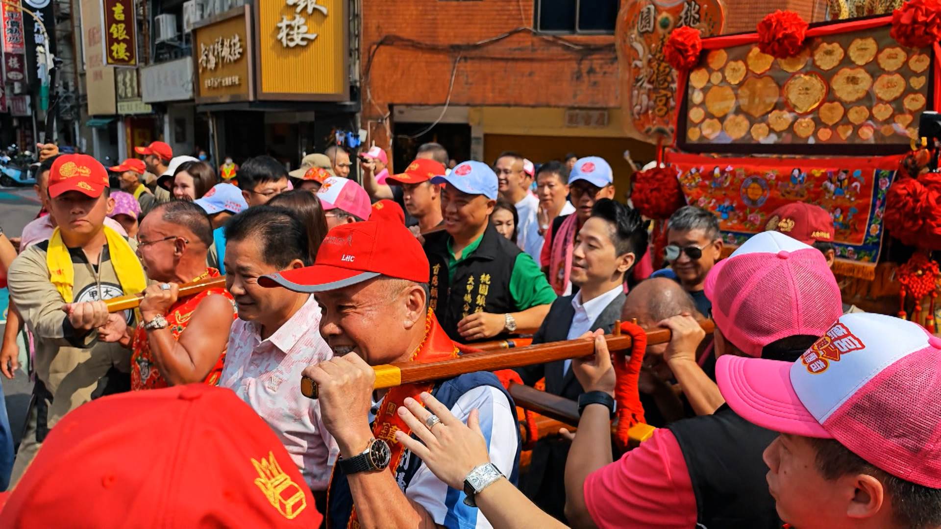 鎮德宮媽祖神轎巡行桃園街頭，信徒虔誠相隨，香煙裊裊中傳遞祝福與信仰力量。。（圖／東森新聞提供）