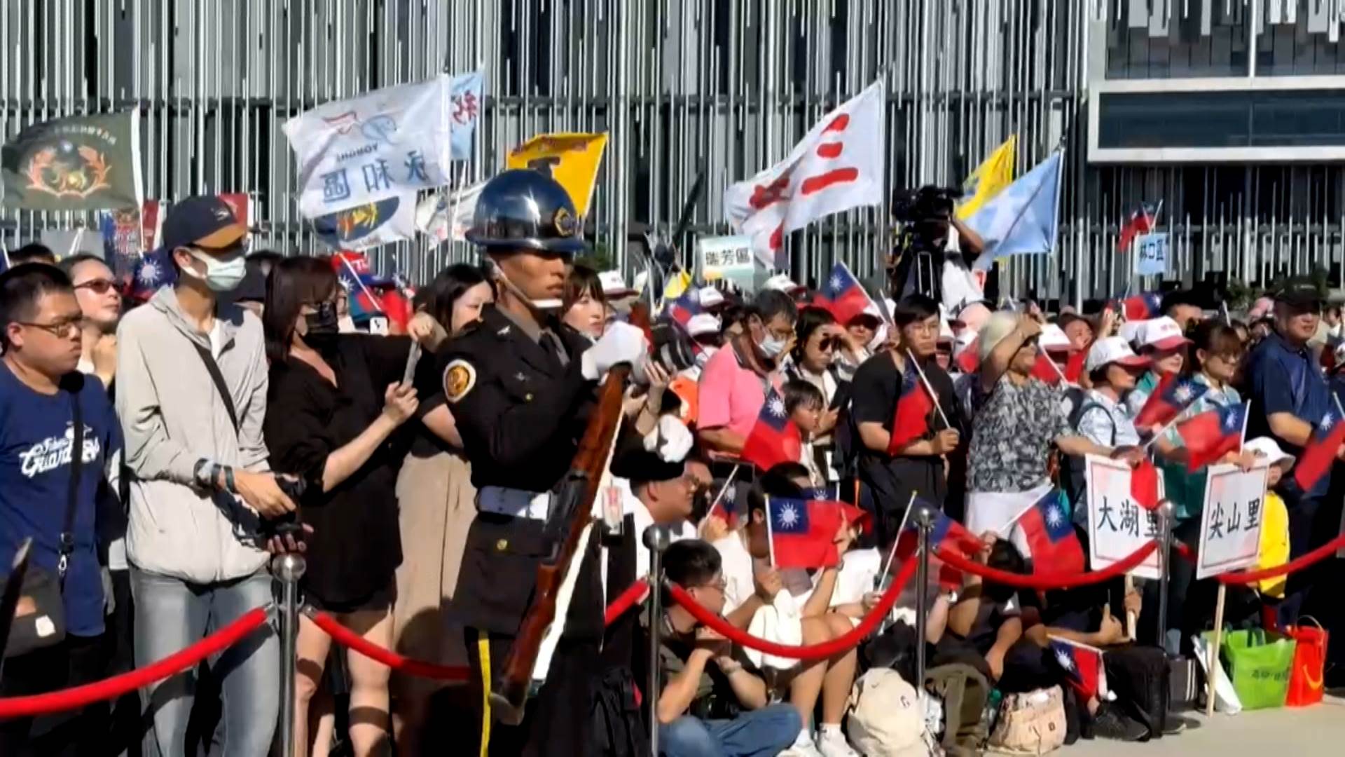 現場儀隊帶來了精彩表演，吸引眾人目光。（圖／東森新聞）