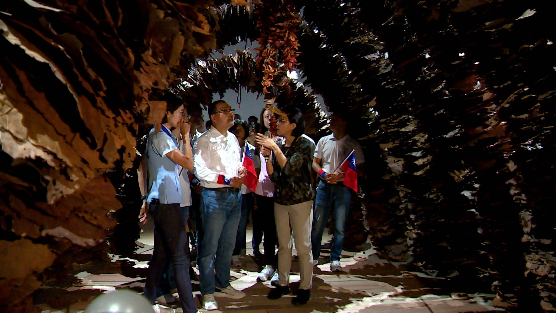 升旗典禮後，侯友宜市長參觀新美館全新展覽《建築的恐懼與療癒》。（圖／東森新聞）