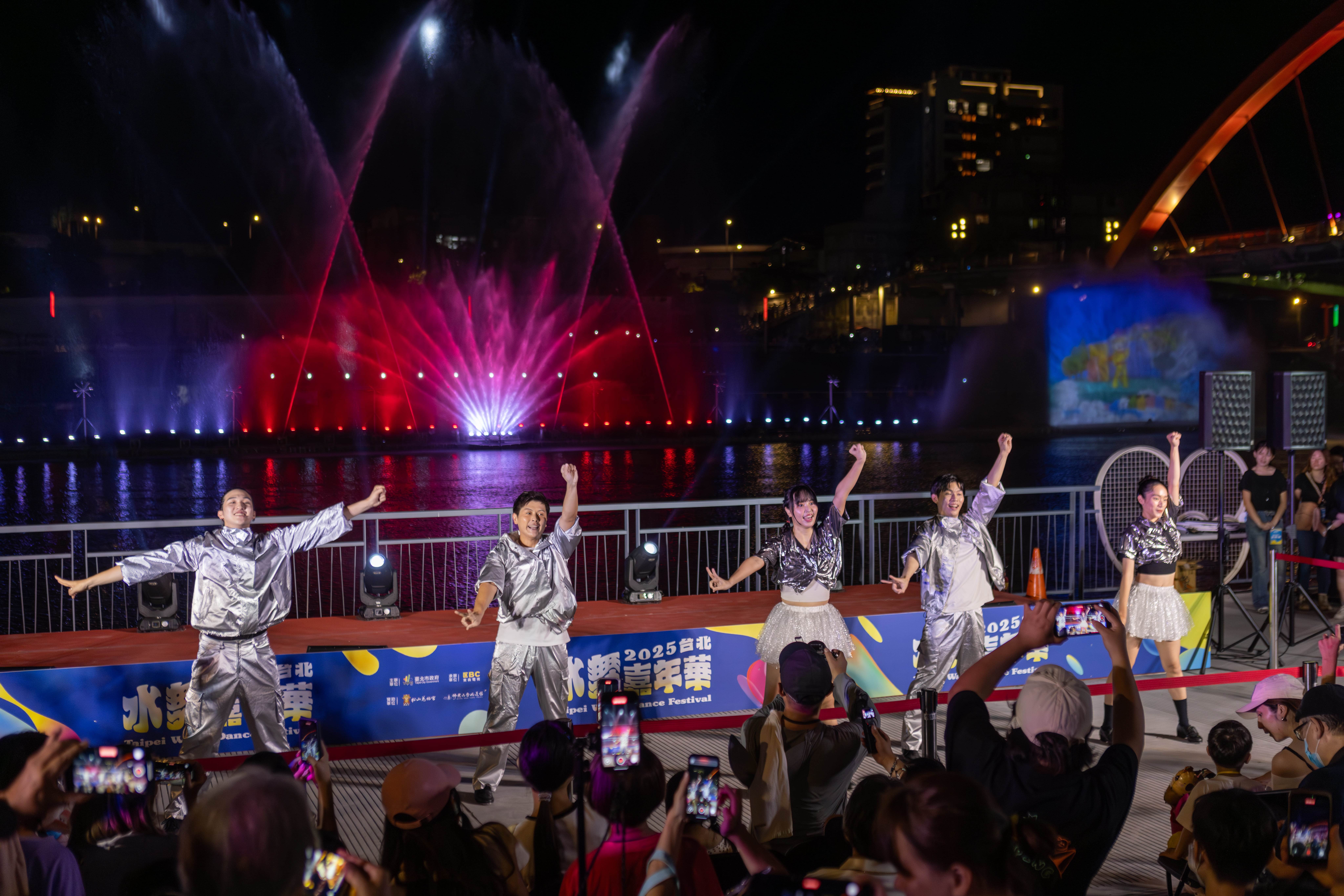 「2025台北水舞嘉年華」追愛音樂祭將演出YOYO藝人與水舞共譜「人水共舞」，並帶來YOYO藝人和旅人樂團跨界合作舞台。（圖／臺北市政府觀光傳播局提供）