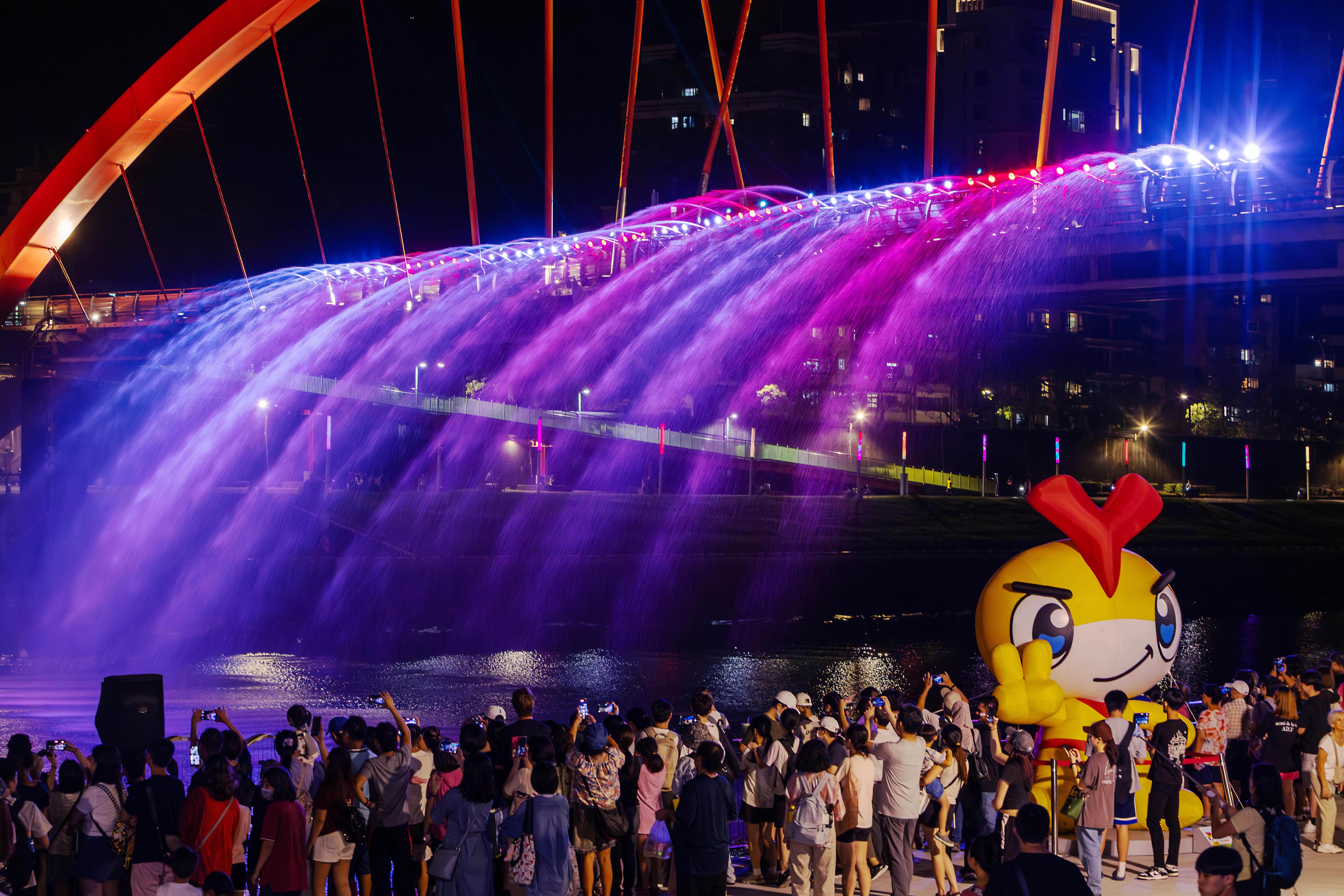 「2025台北水舞嘉年華」結合國際卡通IP打造繽紛水岸空間，搭配水舞展演，吸引民眾前往觀賞。（圖／臺北市政府觀光傳播局提供）