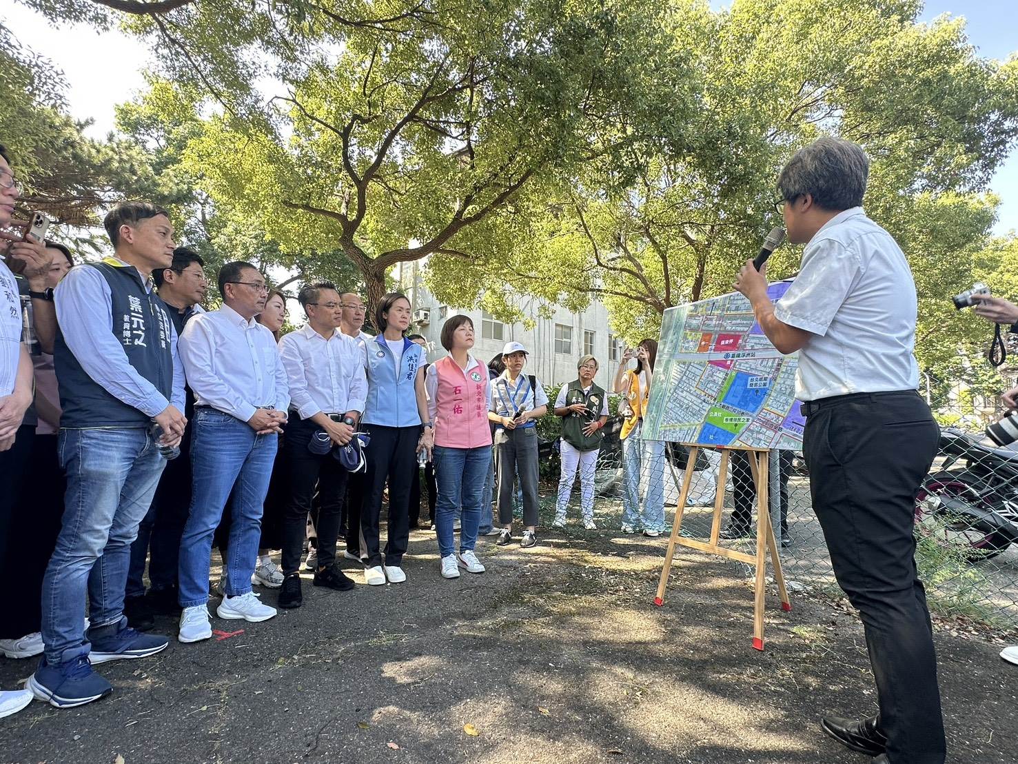 新北捷運局綜規科長黃維崧說明路段規劃