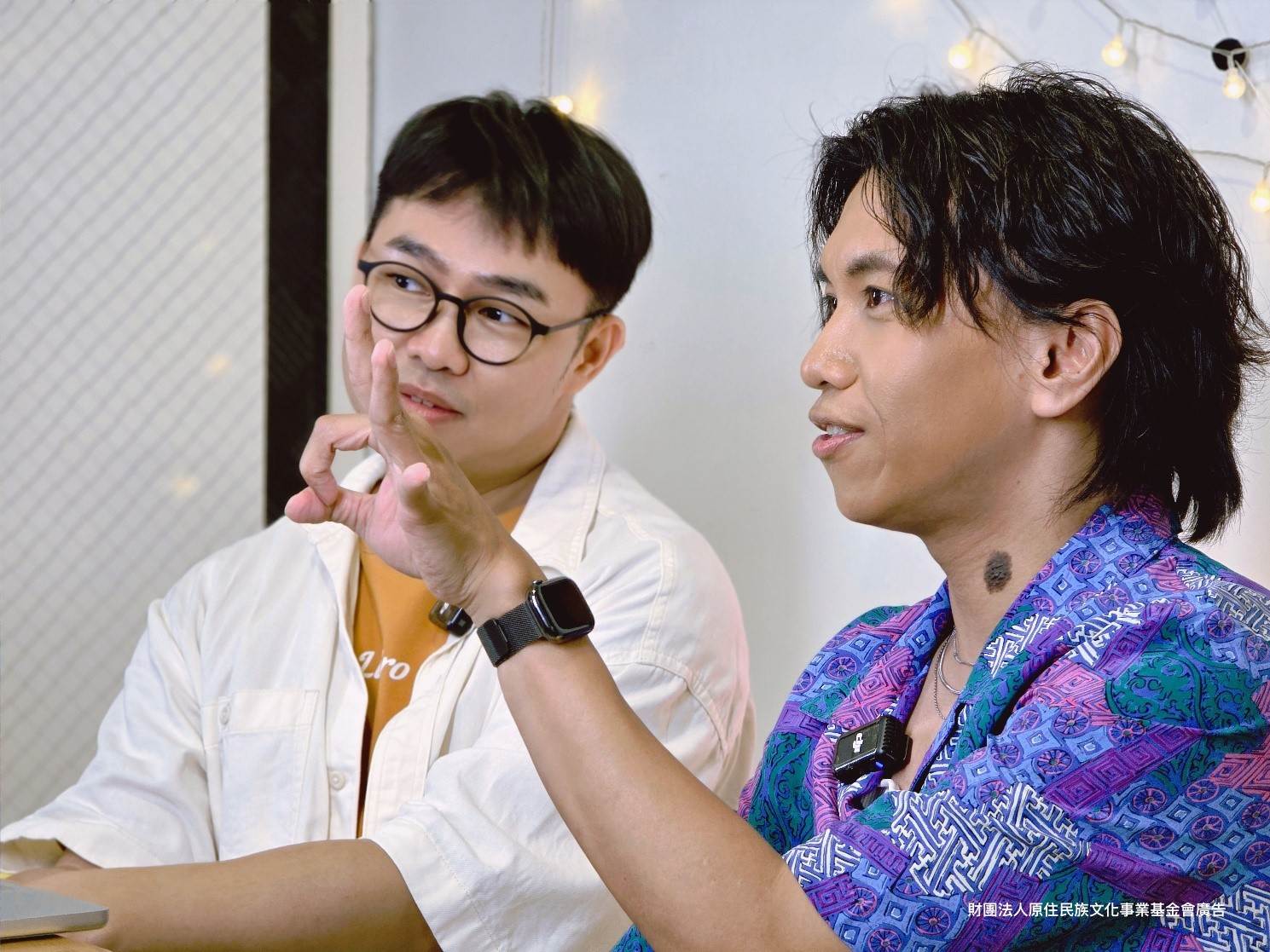 那那大師與Arase阿拉斯在影片中力推《Radiw不打烊》，大讚這是少數能讓歌手「盡情唱歌、深聊音樂」的高質感節目。（圖／原文會提供） 