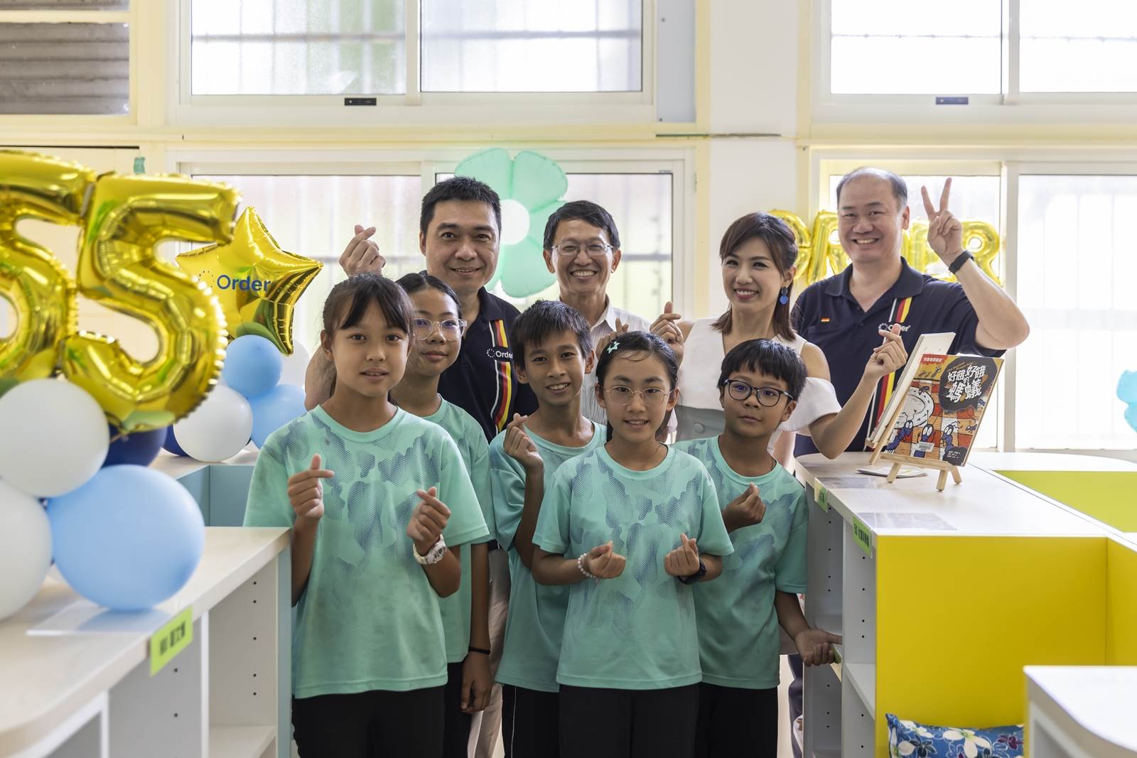 3.歐德何俊明設計師(左一)為彰化復興國小規劃第54所幸福圖書室，右起陳國甫總經理、藝_0