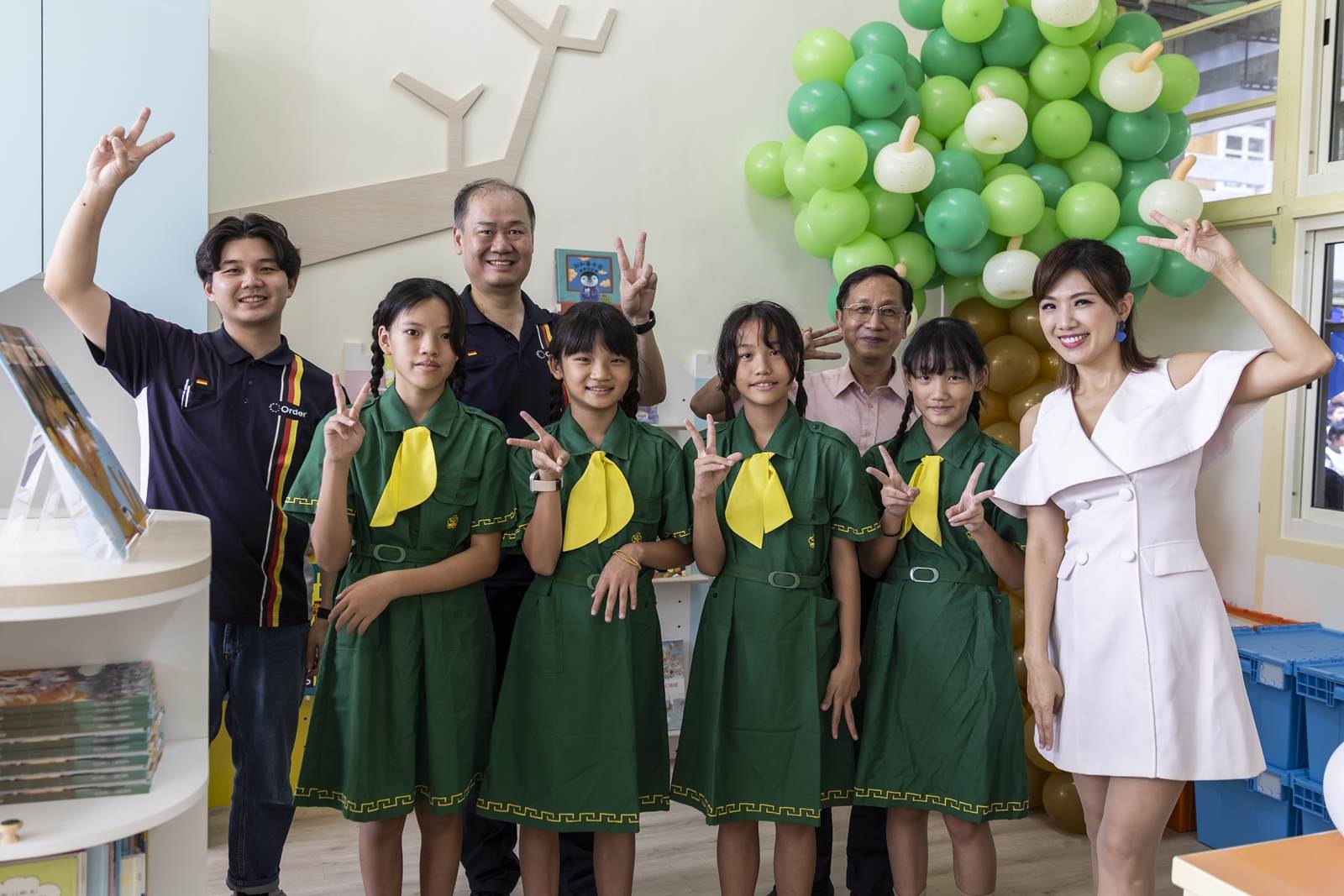 4.在充滿童趣的芙朝國小第55所歐德幸福圖書室，左起陳彥霖設計師、陳國甫總經理、校長_0