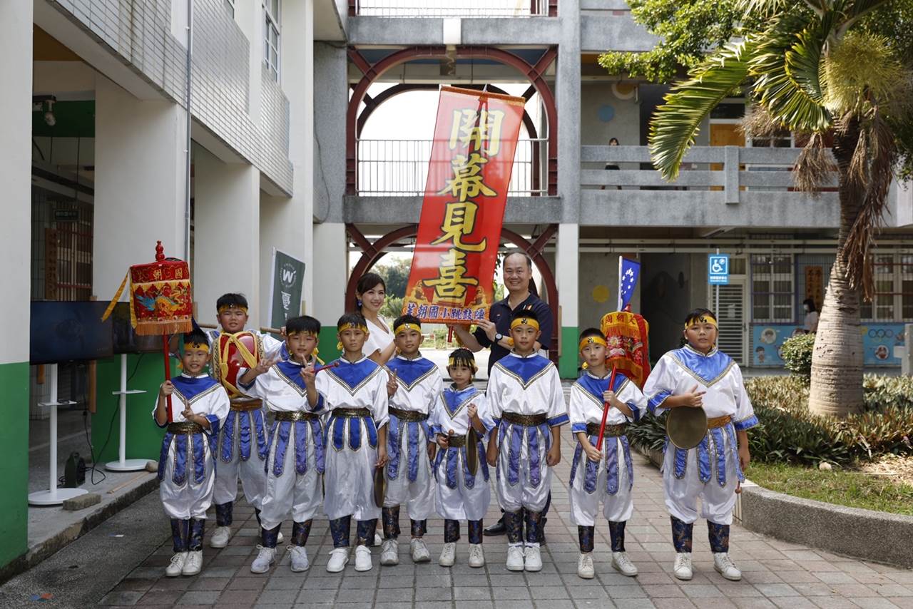 7.芙朝國小表演「芙朝跳鼓喜迎幸福」，慶祝歐德幸福圖書室第55所啟用，與總經理陳國甫_0