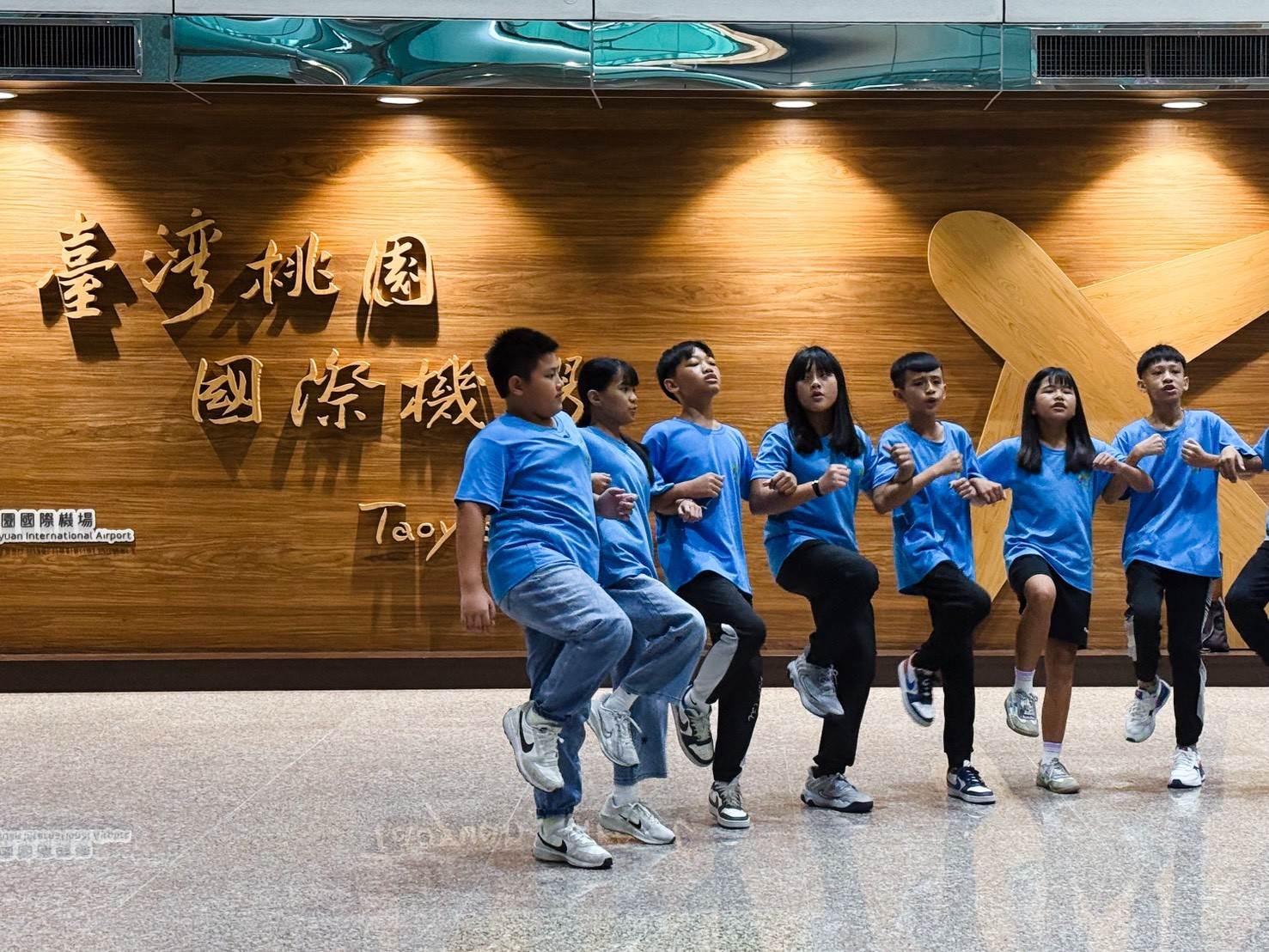 碧候國小合唱團於桃園機場舉辦「美聲快閃」，以泰雅美聲感謝社會各界支持。（圖／OK忠訓國際提供） 