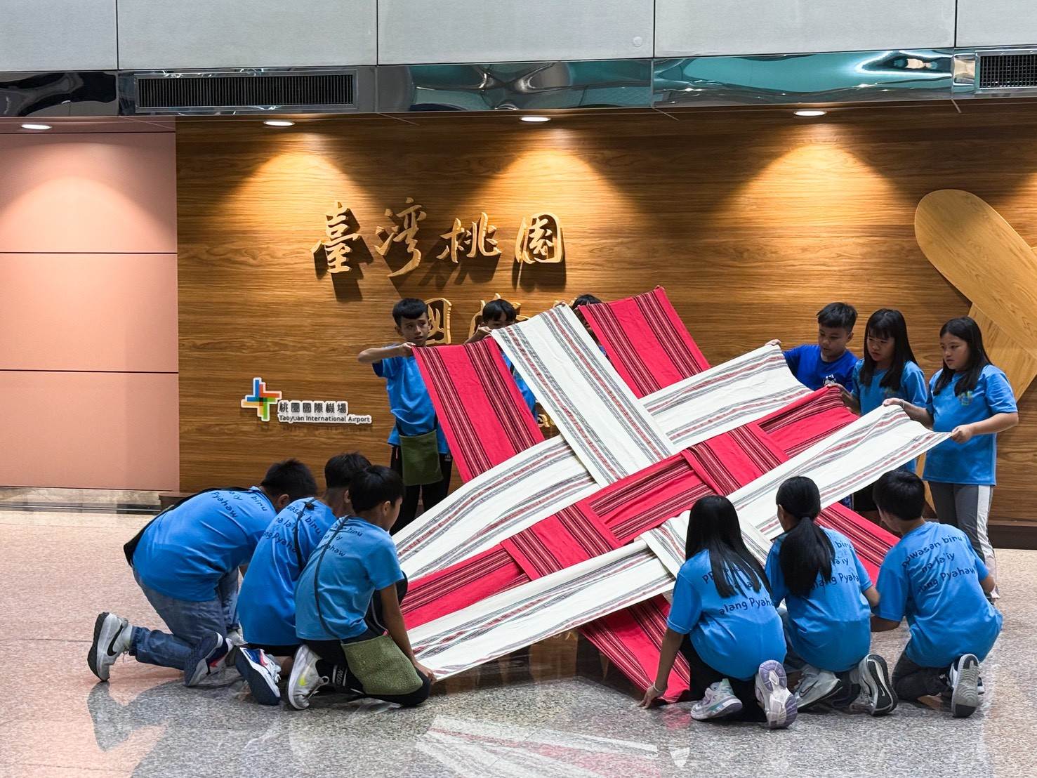 「織布歌」吸引現場旅客目光，碧候國小展現泰雅文化底蘊與傳承。（圖／OK忠訓國際提供） 