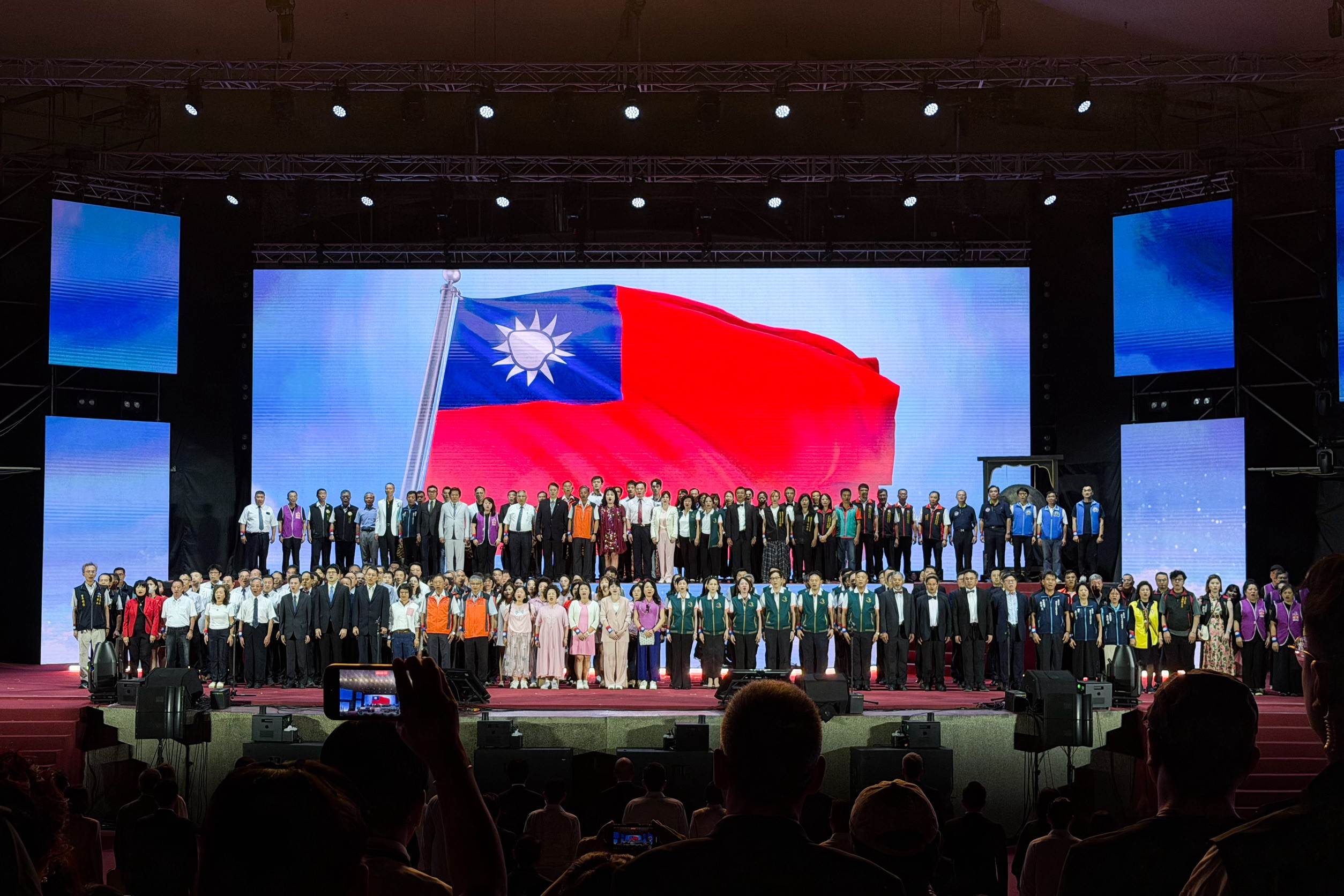 國慶晚會人氣爆棚-超過20大工商團體-逾200人領唱國歌-齊獻-台中style-祝福_0