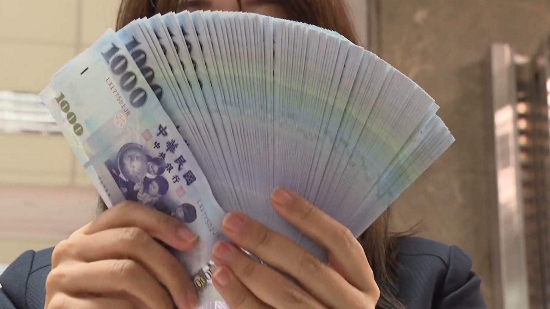 中央政府的普發現金1萬元大家都還在引頸期盼。（示意圖／東森新聞）