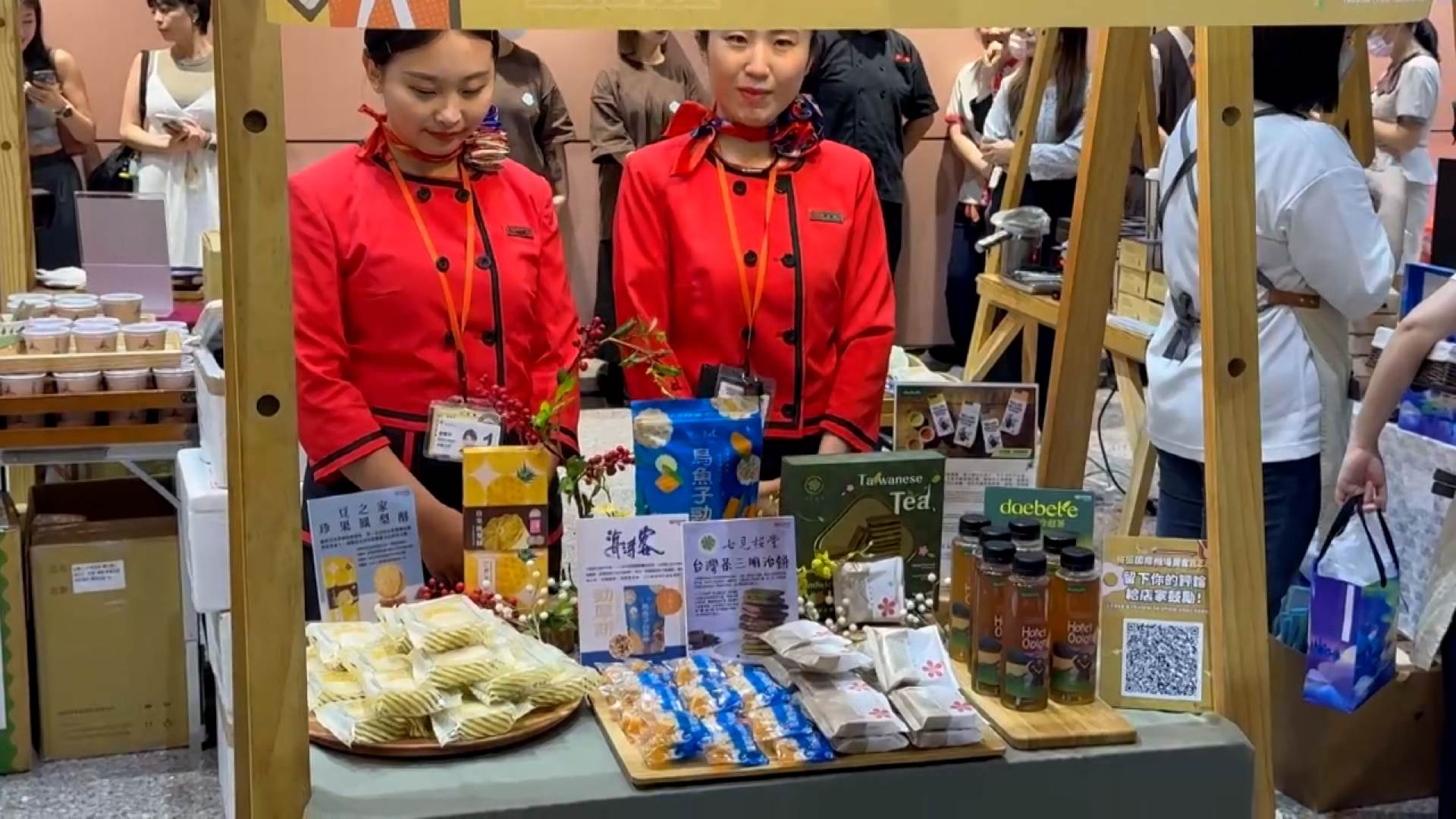 台灣各地特色美食齊聚機場，現場宛如迷你夜市。（圖／東森新聞）