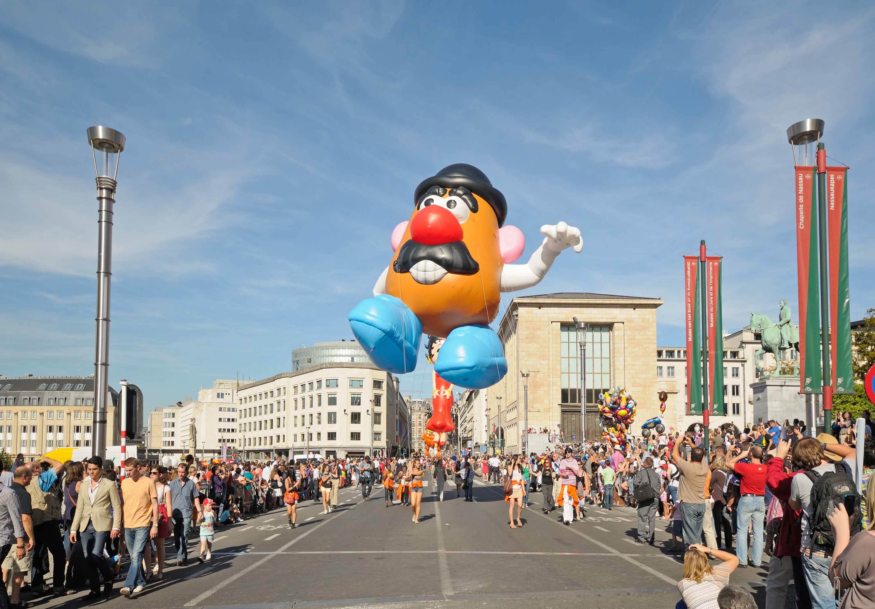 香港首個大型卡通輕氣球巡遊「Merry Balloon」,近20個人氣角色化身巨型氣球翱翔維港上空,為香港注入歡樂節慶氣氛。(圖/港旅局提供)