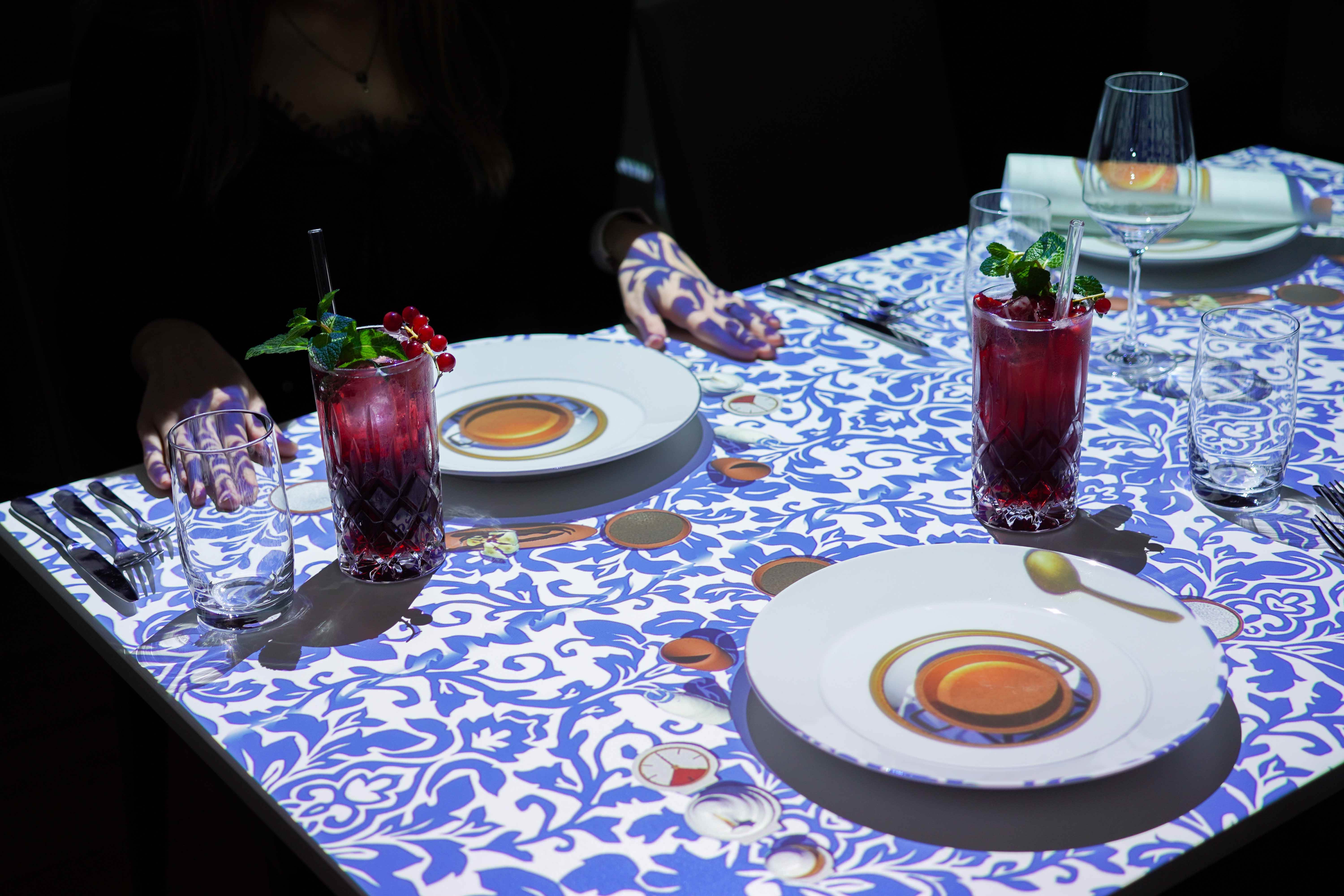 雄獅旅遊邀請遊客開啟沉浸式3D投影美食體驗,結合視覺與味覺一同走進光影交織的奇幻饗宴。(圖/港旅局提供)