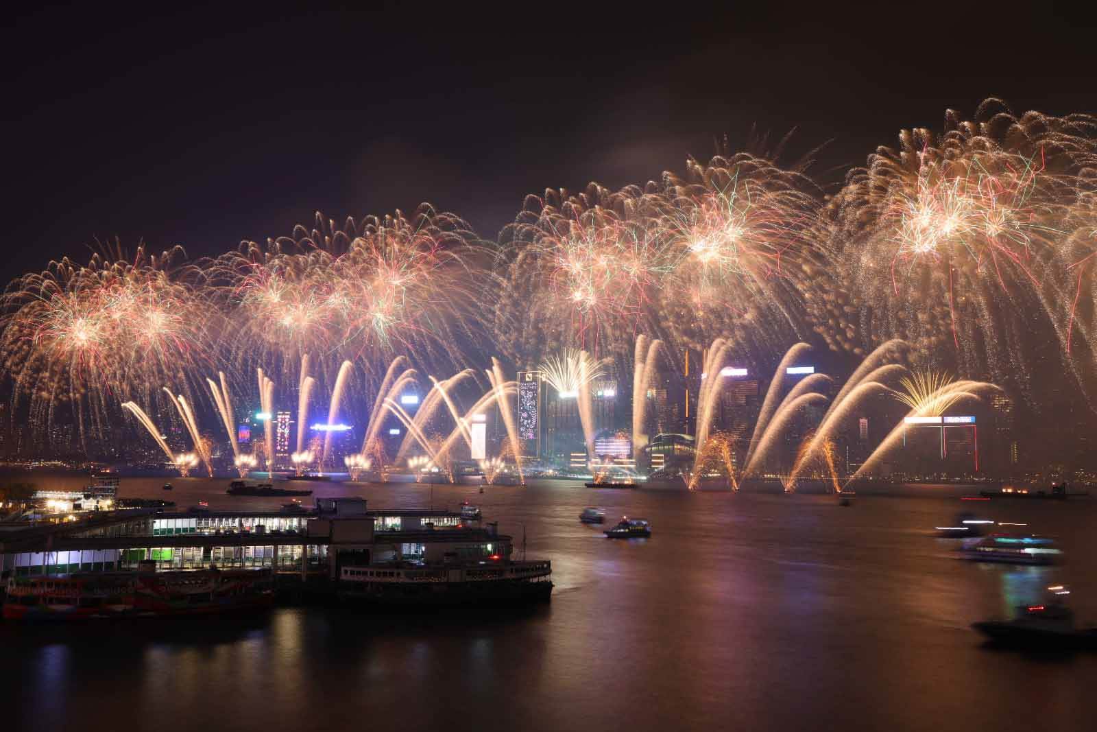 雄獅旅遊打造海港城戶外「專屬貴賓區」,讓旅客以無敵海景視角盡賞維港跨年煙火盛宴。(圖/港旅局提供)