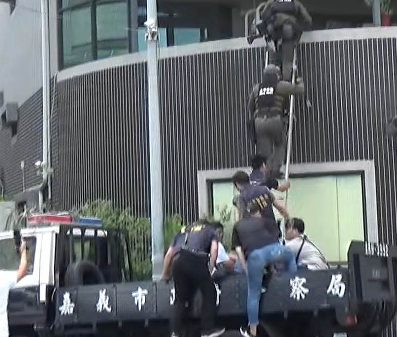 警方攻堅畫面1