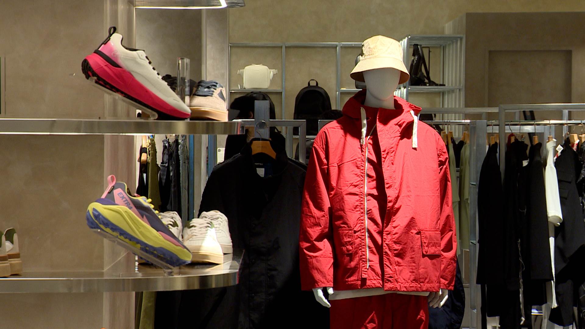 SKM MEN’S × 伊勢丹全新男裝專層亮相，以開放式動線與跨品牌搭配體驗，引領都會男士時尚新潮流。（圖／東森新聞）