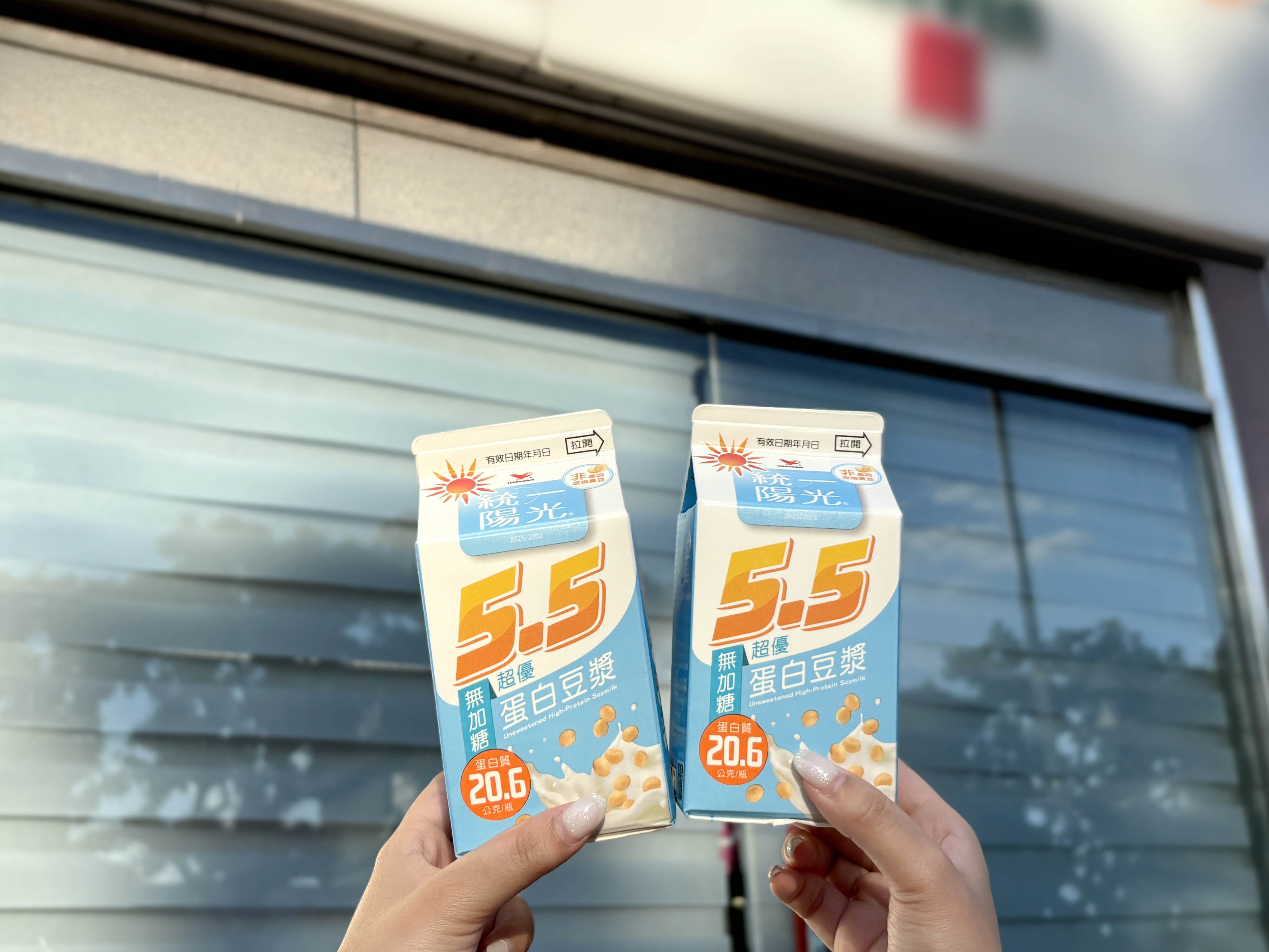 友直呼「一看到就要囤」的高蛋白界「藍色瓶子」！運動後到<a href='/search/tags/7-ELEVEN/' target='_blank'>7-ELEVEN</a>就能即刻補充20.6克蛋白質。（圖／<a href='/search/tags/統一陽光/' target='_blank'>統一陽光</a>提供）