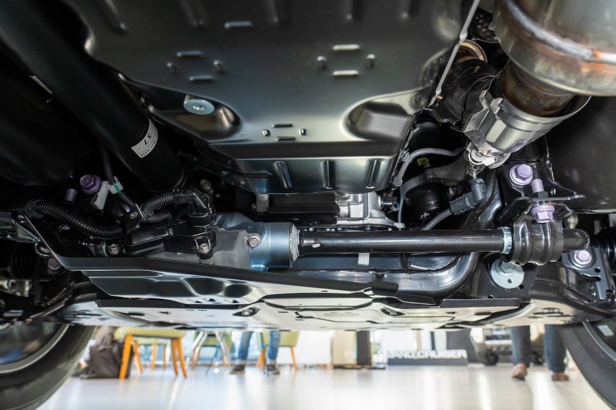 前軸設有電控防傾桿分離裝置(Stabilizer Disconnect Mechanism,SDM),駕駛可以主動切換防傾桿開關。(圖/林昱丞攝影)