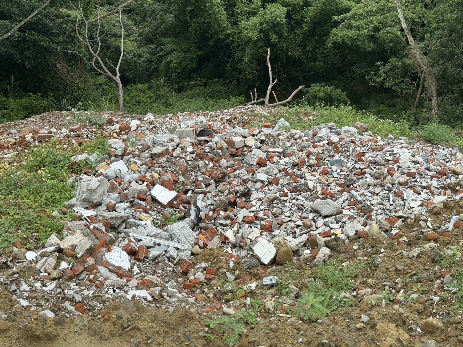 現場開挖出大量紅磚、磁磚等營建廢棄物,污染面積超過1萬平方公尺。翻攝畫面