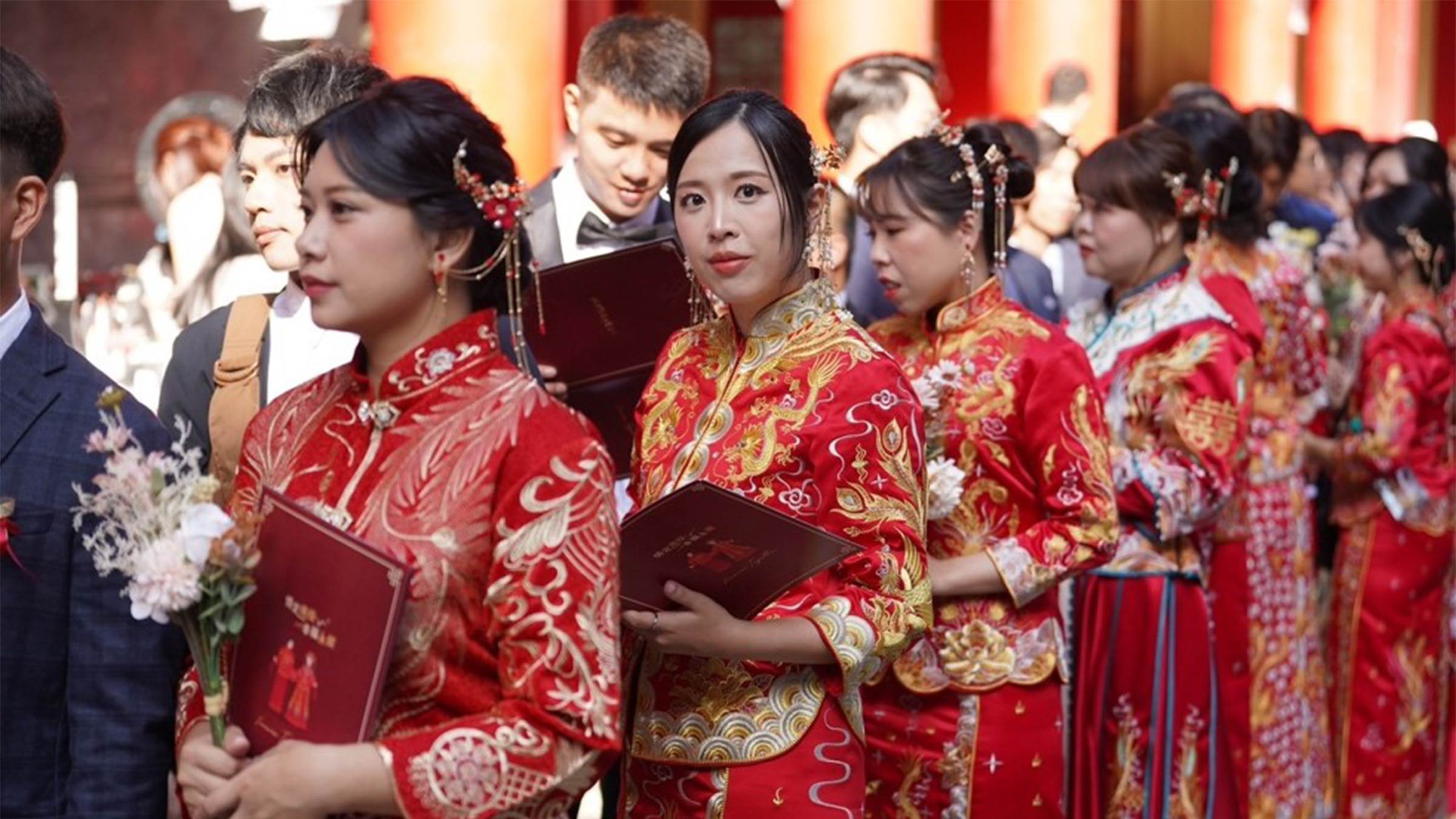 今年集團婚禮首次以「新中式」為主題，融合古典文化與現代美學。30對新人身著華麗中式禮服，一字排開宛如古風盛典，在文武廟莊嚴的氛圍中，彷彿穿越時空回到古代婚禮現場。（圖／南投縣政府提供）