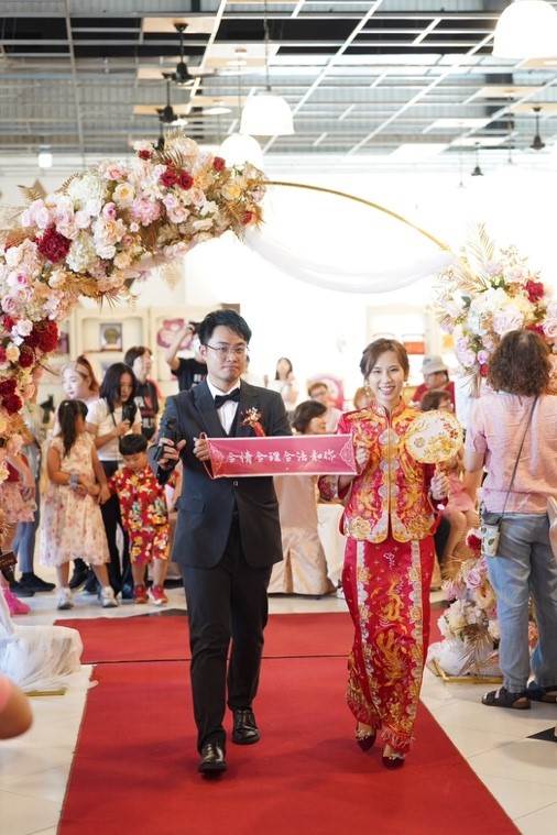 南投縣長許淑華表示，日月潭不僅是國際知名的觀光勝地，更是情侶與夫妻心中的浪漫地標。今年特別安排新人換上典雅的新中式禮服，讓婚禮在傳統文化底蘊中展現現代美感，也象徵南投在推動文化觀光與幸福城市上的創新與用心。（圖／南投縣政府提供）