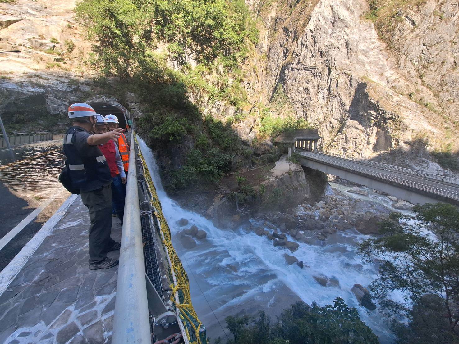燕子口堰塞湖溢流至台8線魯丹橋橋面（靳珩隧道東口）-2_0