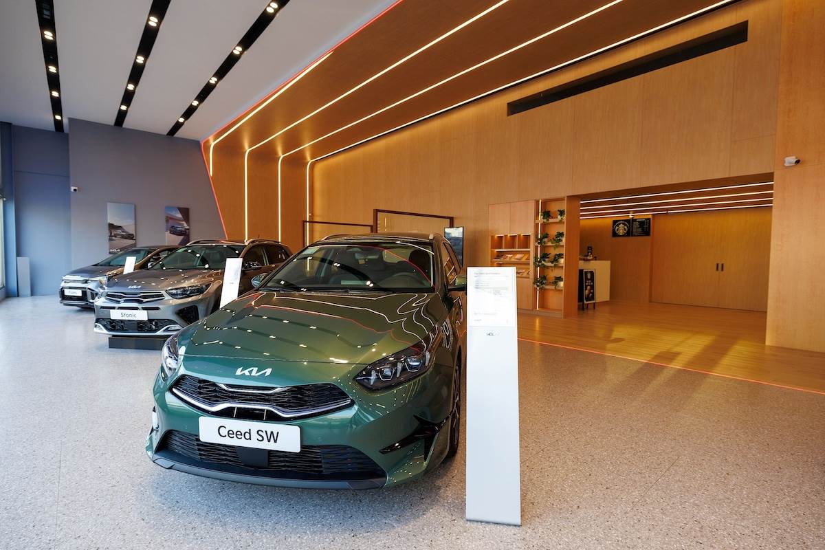 Kia北台南展示中心總占地逾300坪,尊榮客休區與展示區占地約150坪。(圖/台灣森那美起亞提供)