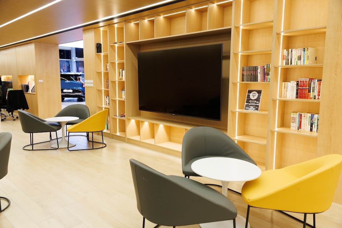 透過溫潤木質色調營造出舒適氛圍,完美展現Kia 「Opposites United 對立的和諧」的設計理念。(圖/台灣森那美起亞提供)