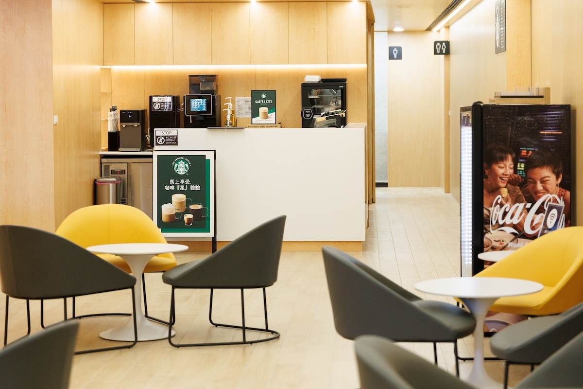 展示中心規劃VIP商談空間及專屬交車室,同步導入由專人提供的星巴克咖啡服務。。(圖/台灣森那美起亞提供)