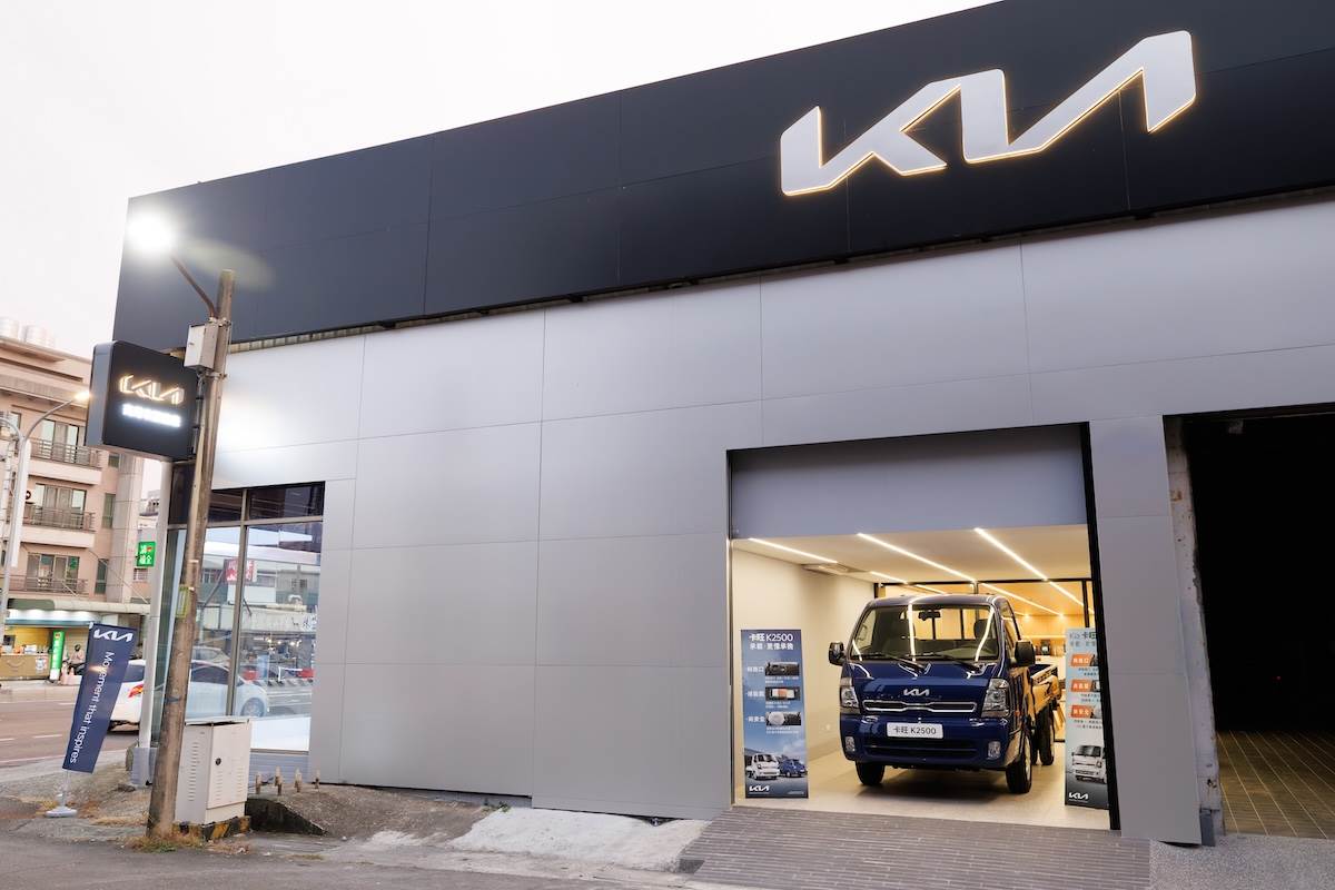 室內展示空間設有獨立商用車展示專區。(圖/台灣森那美起亞提供)