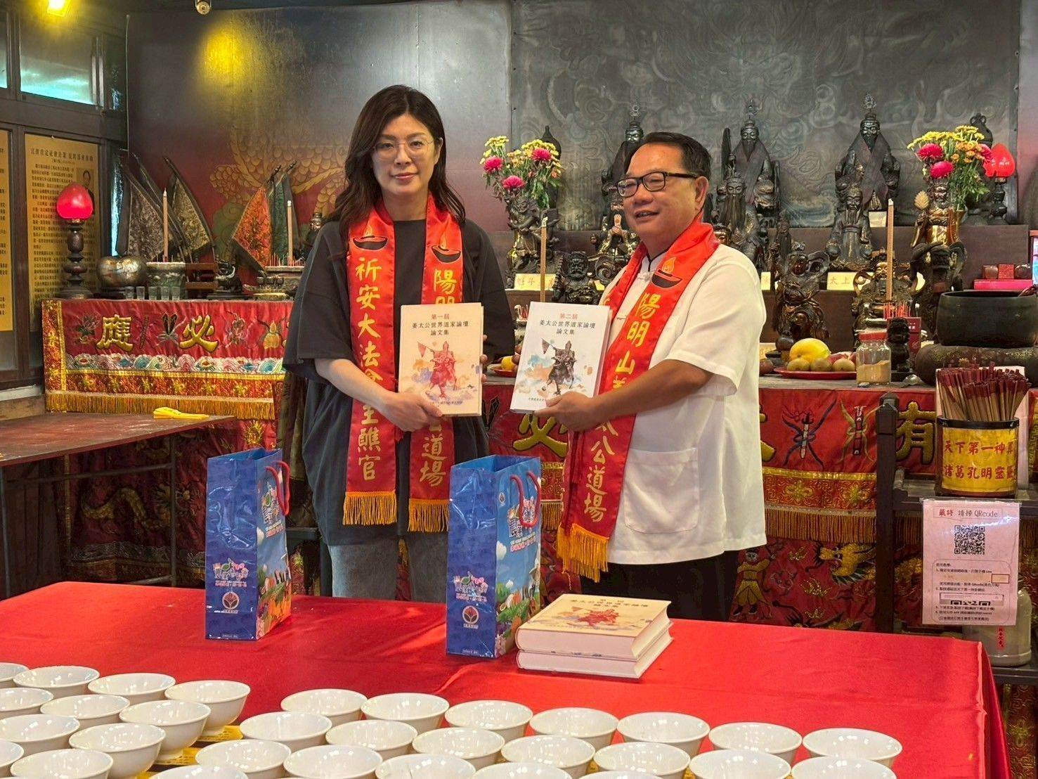 道場主席羅世新致贈姜太公世界道家論壇論文集予鄭麗文。（圖／業者提供）