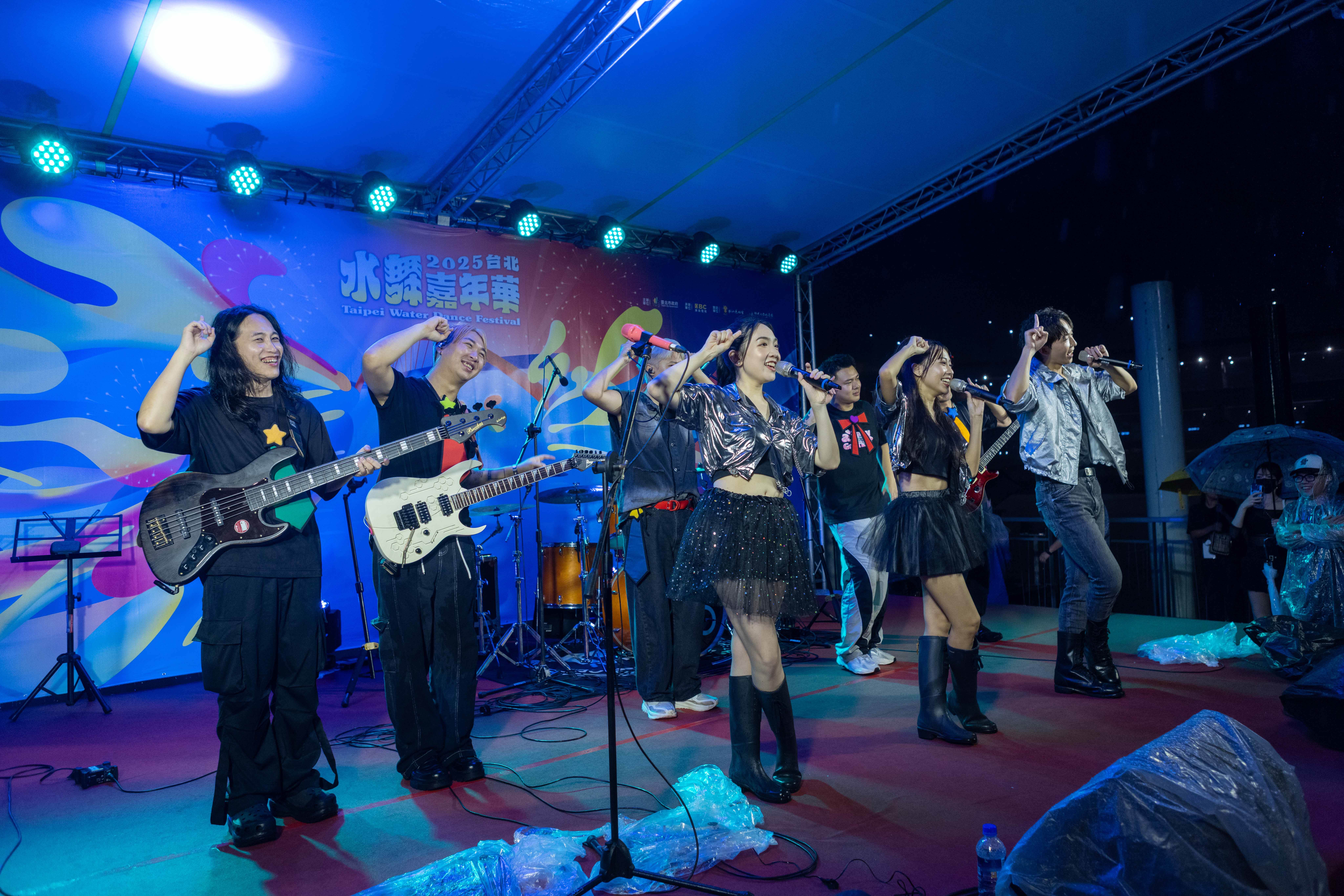圖說三：「2025台北水舞嘉年華」追愛音樂祭，YOYO藝人與旅人樂團跨界演出，以經典〈卡加布列島〉掀起全場合唱高潮。