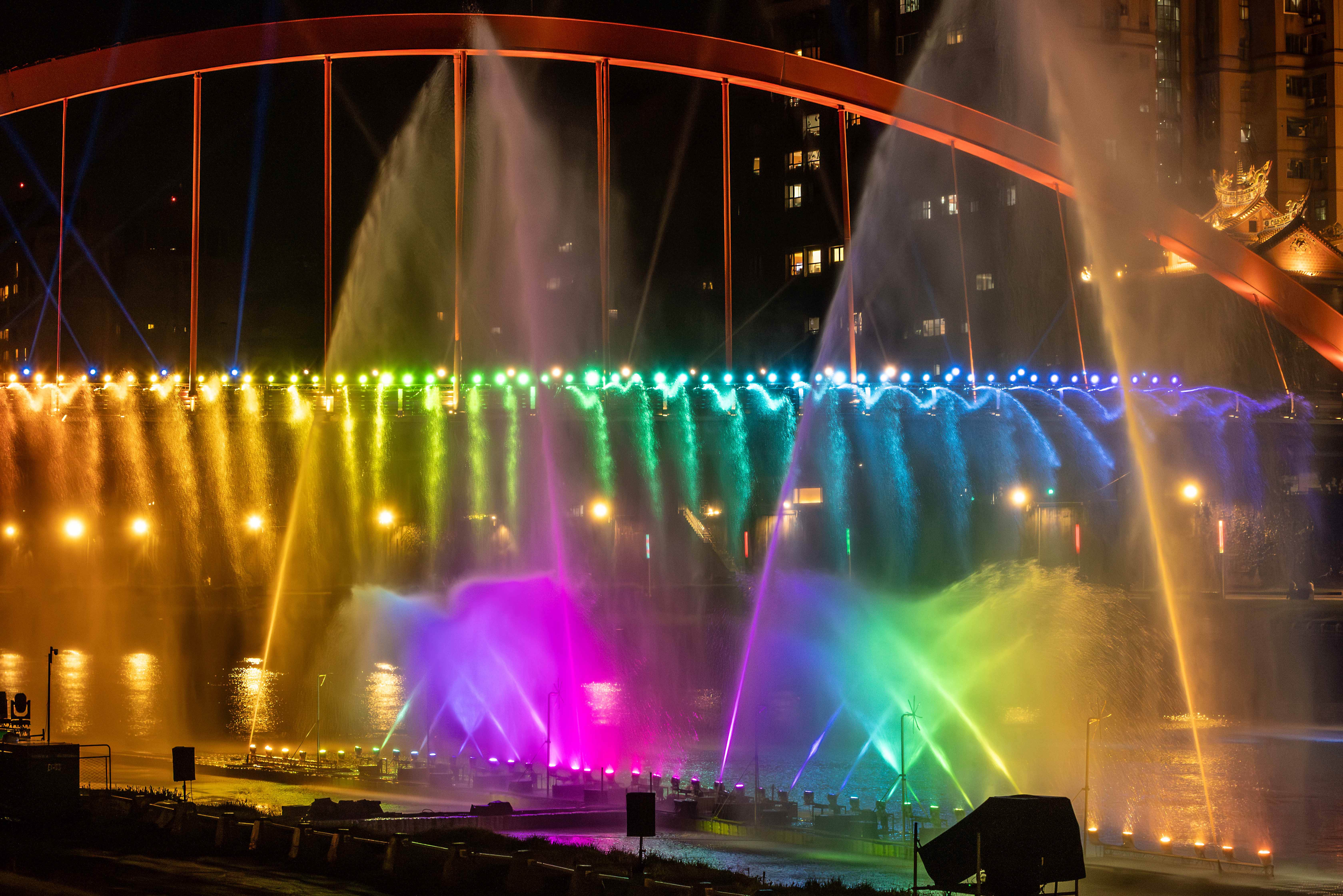 圖說二：「2025台北水舞嘉年華」最後周末每場水舞曲目皆不同，水型、燈光與音樂節奏相互呼應，帶給觀眾全新視覺體驗。