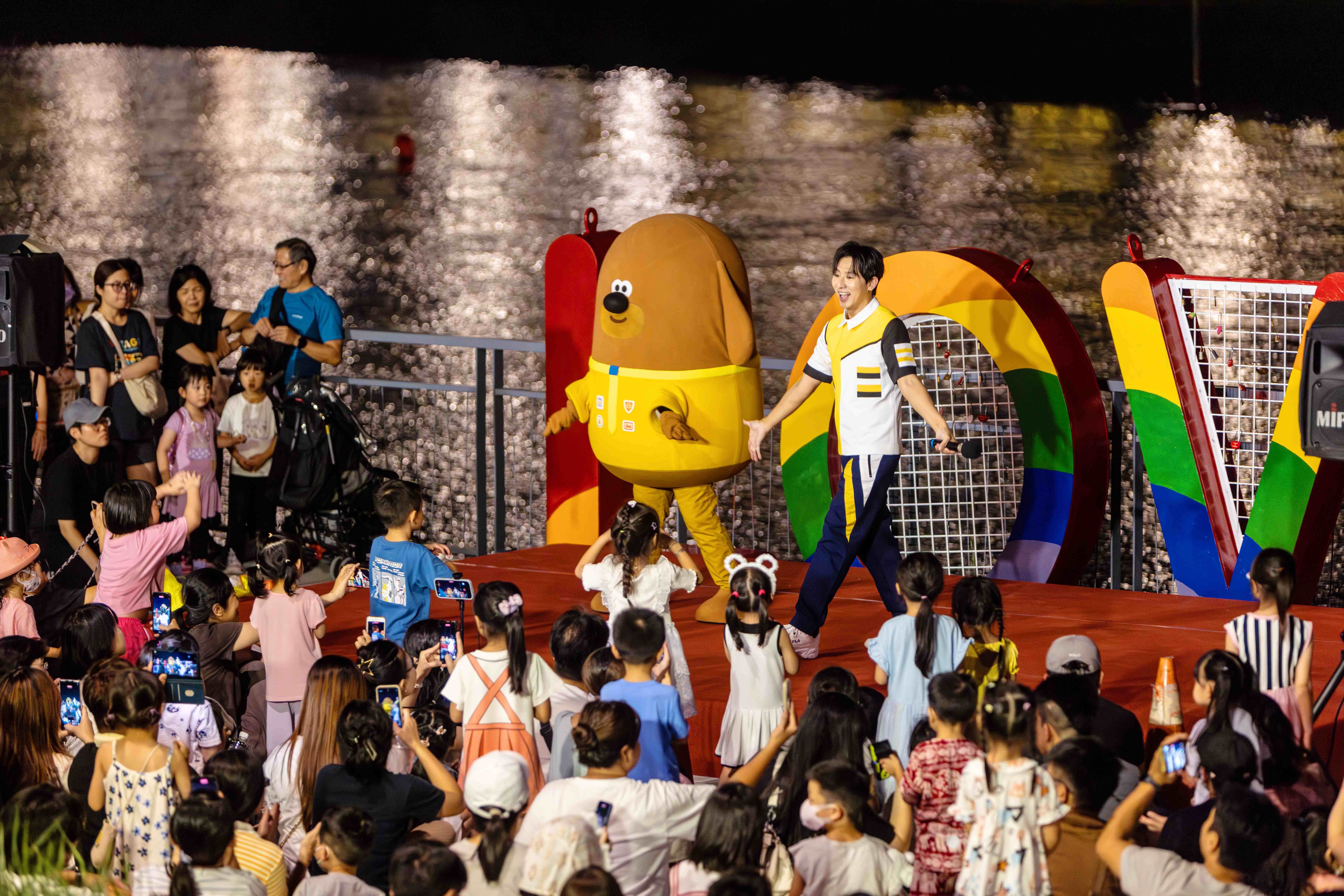 圖說四：「2025台北水舞嘉年華」每周融合多元元素、國際卡通IP與繽紛水舞，打造夢幻水岸空間，帶動周邊商圈人潮與觀光熱潮。