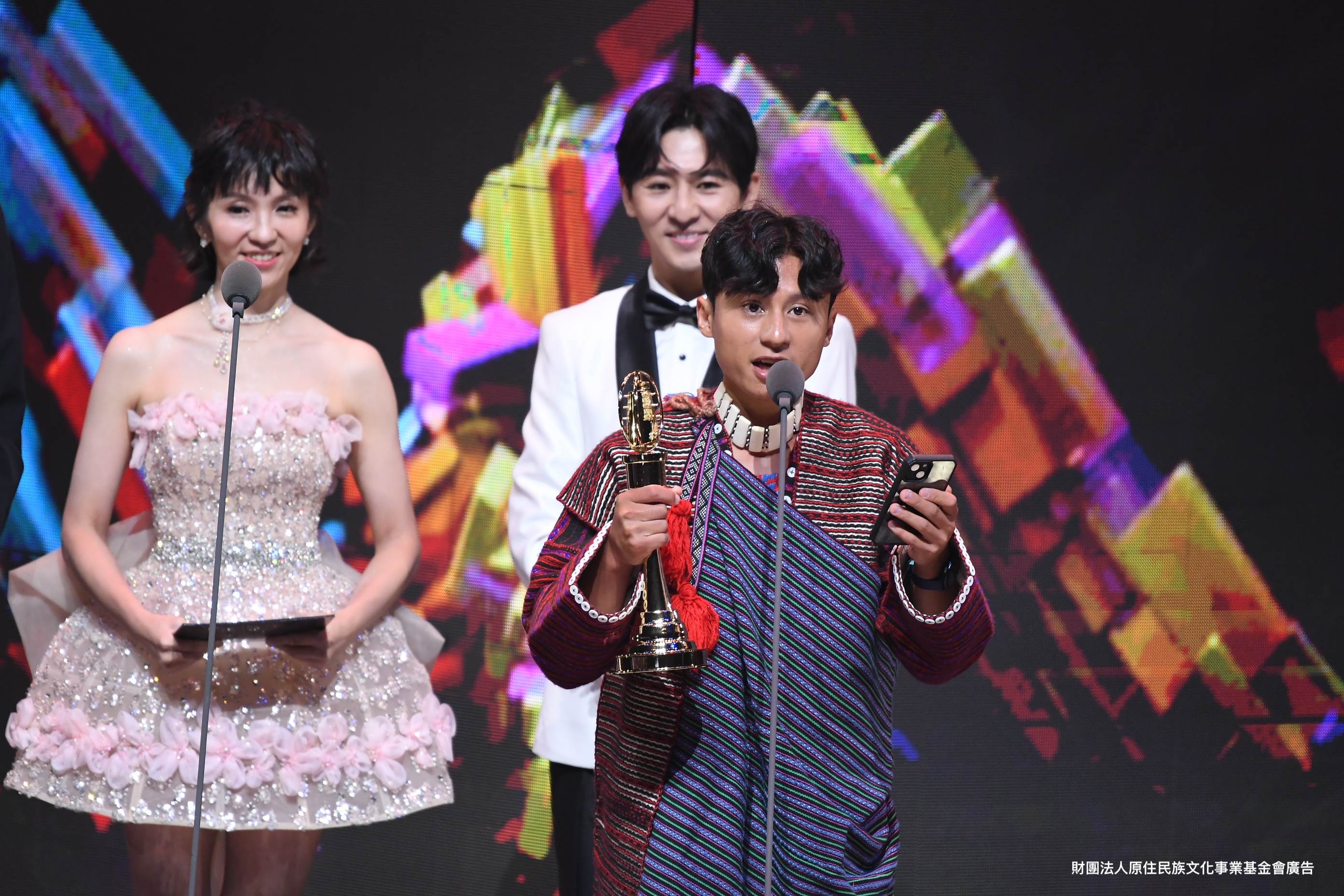 圖1-榮獲「兒童少年節目主持人獎」的Yukan張祖鈞上台時，以泰雅族語感謝逝世的族人耆老_