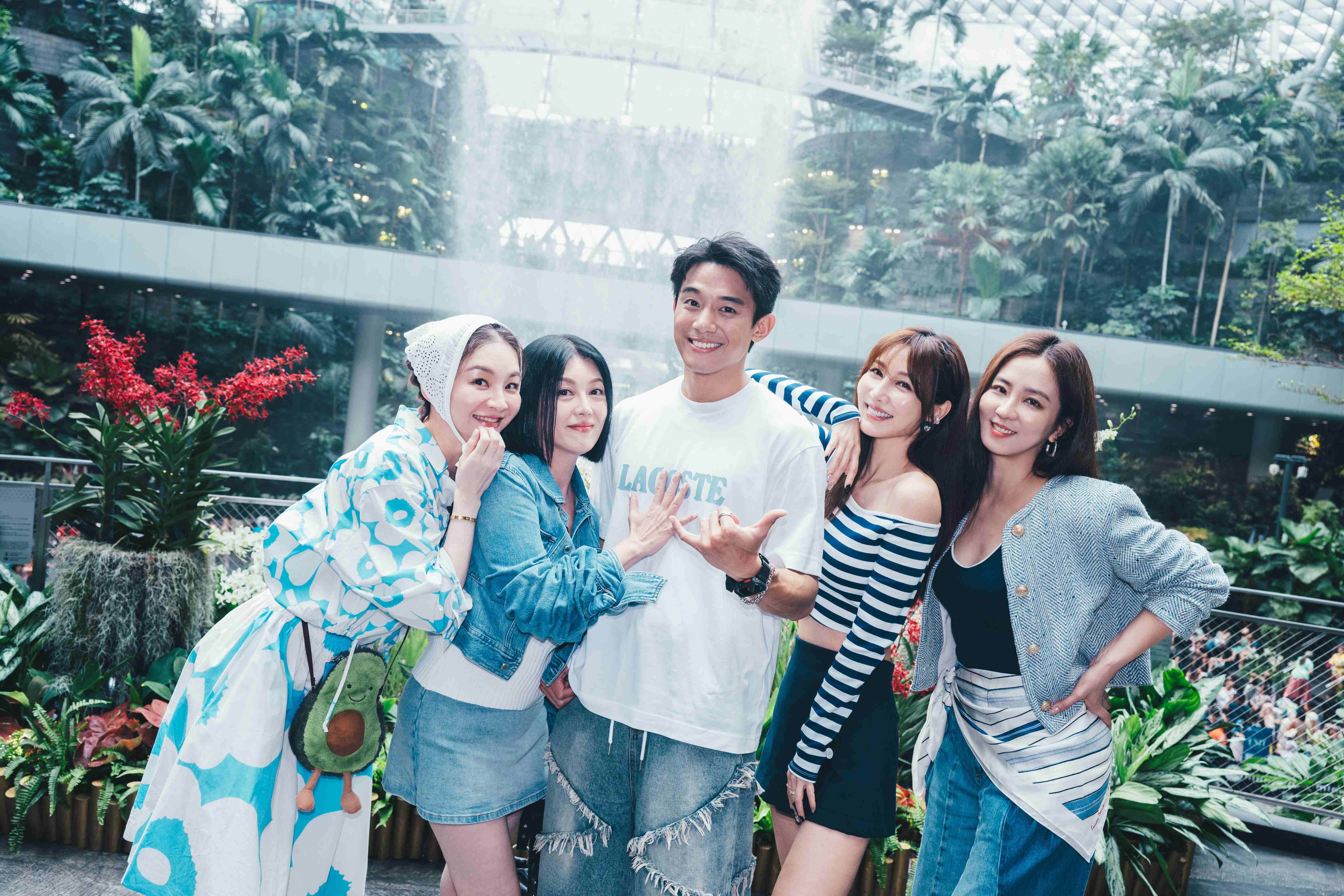 圖說:(左至右)花花、苗可麗、初孟軒、曾莞婷、周曉涵,出發前往新加坡旅遊。(資料來源:東森綜合台提供)