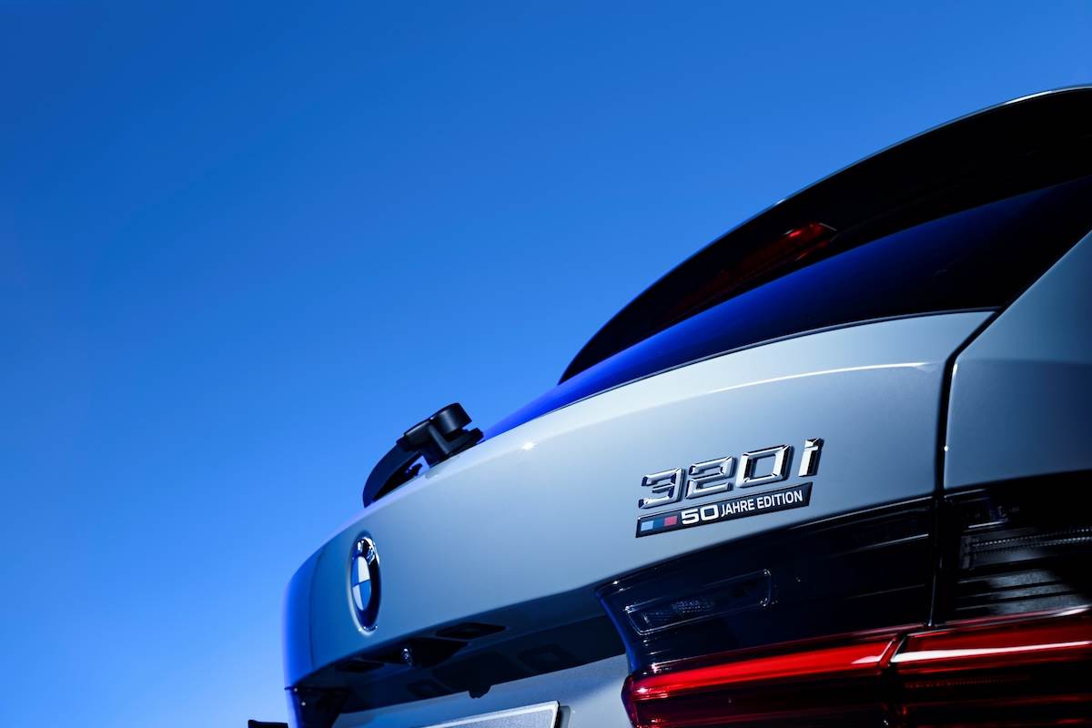 車尾採3D立體L型尾燈與動感折線造型，並鑲嵌50 Jahre專屬銘牌。（圖／汎德提供）