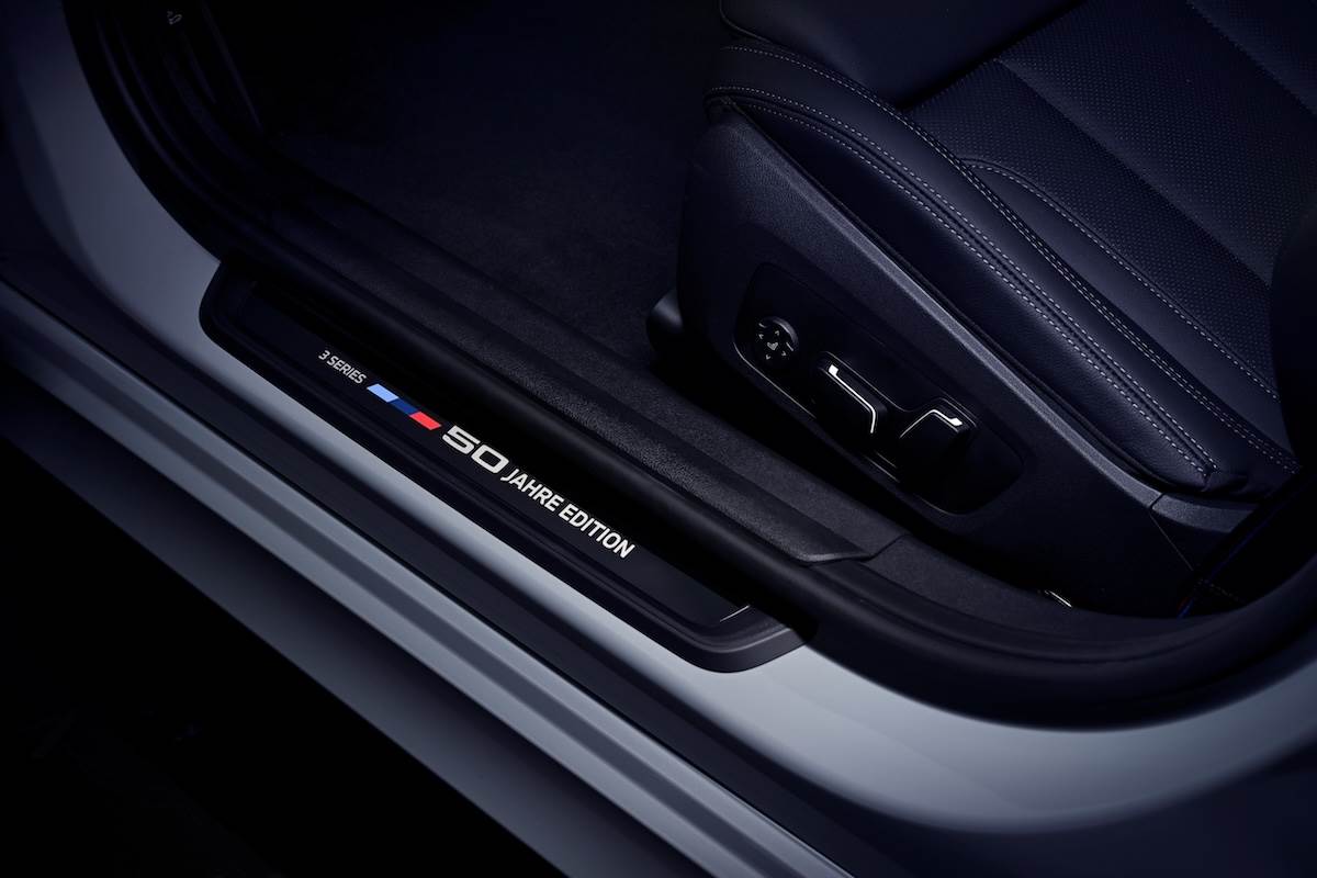 專屬50 Jahre前車門門檻飾板。（圖／汎德提供）