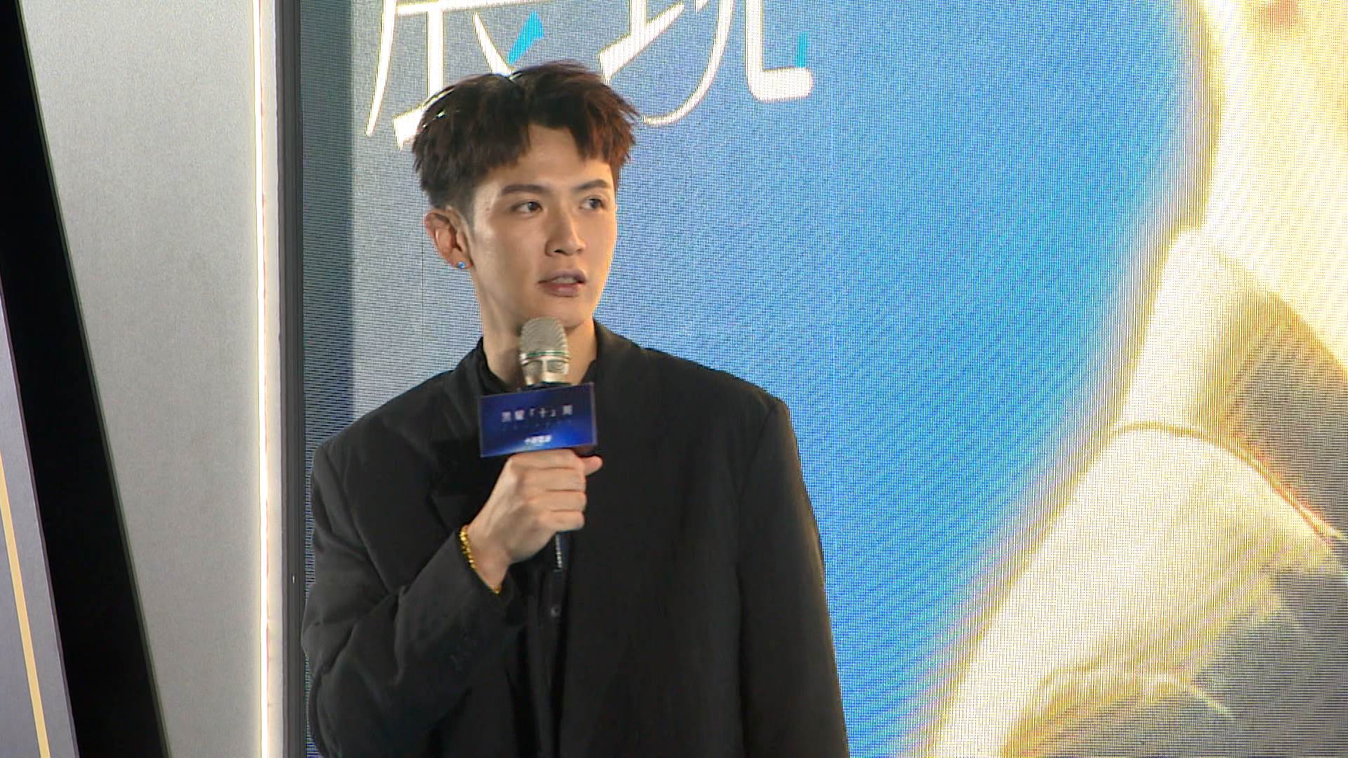 柯震東分享「十蓓電波」保養心得，稱恢復期短、效果自然，是他維持緊緻狀態的祕密武器。（圖／東森新聞）