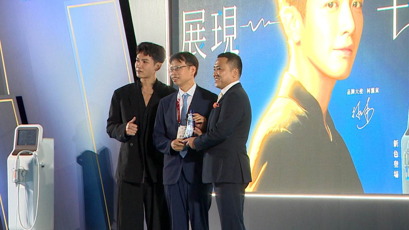 醫師解析「十蓓電波」升級技術，深層加熱搭配冷吹防護，打造更安全、精準的緊緻療程。（圖／東森新聞）