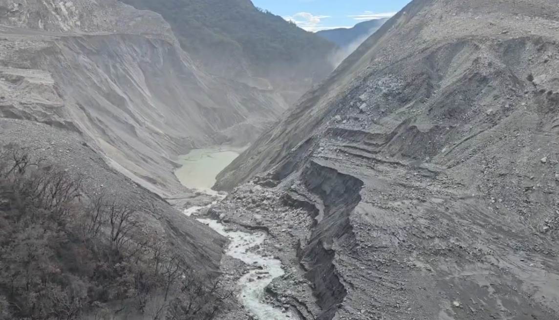 馬太鞍堰塞湖下方河道崩塌蓄水-2_0