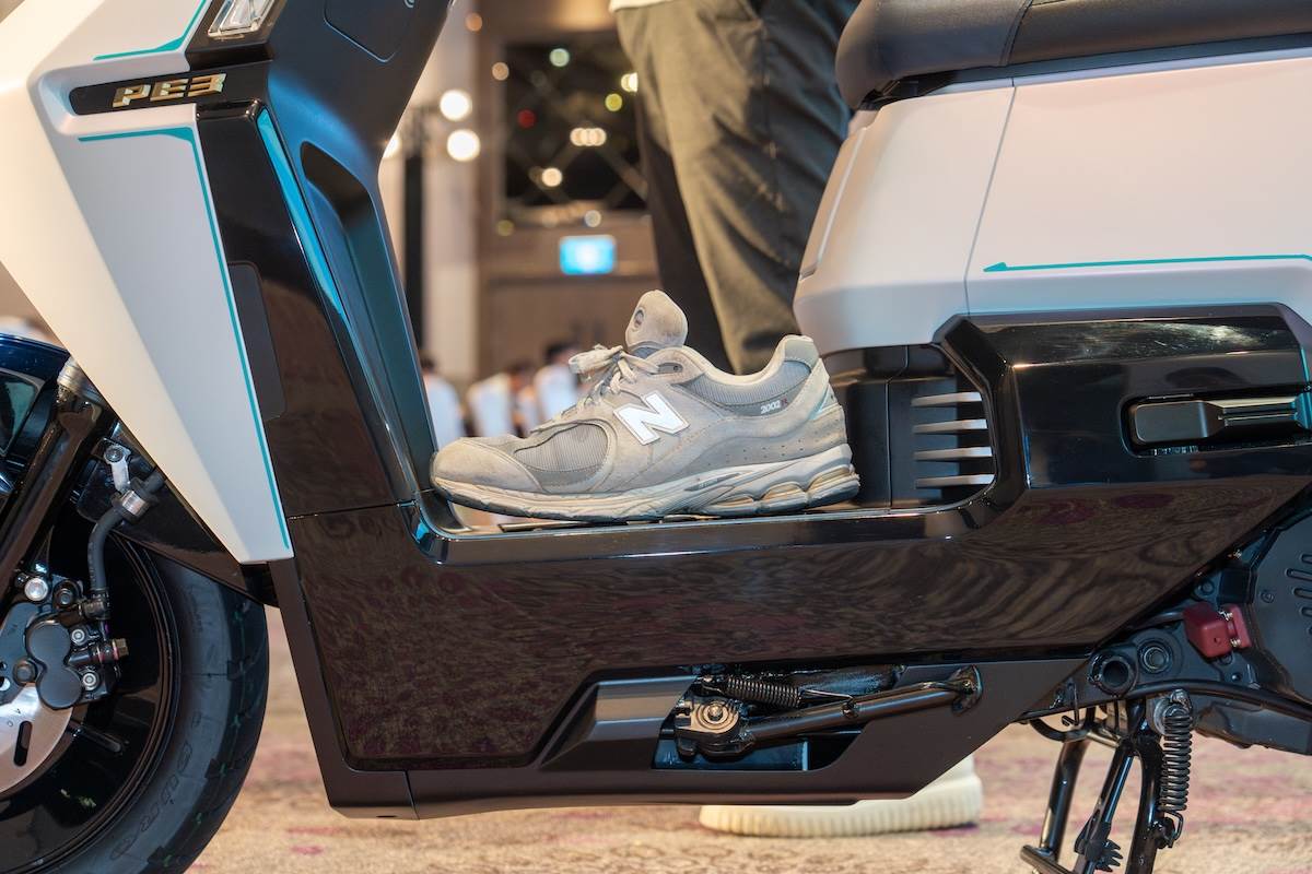 PE3配備1.5kWh電池,其放置於腳踏板下方,正式上市時造型預期會再更輕薄。(圖/林昱丞攝影)