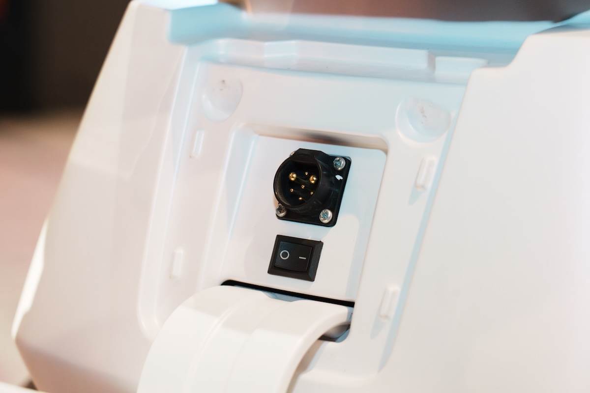 PE3擁有多元的充電模式,支援110V/220V家用插電充電。(圖/林昱丞攝影)